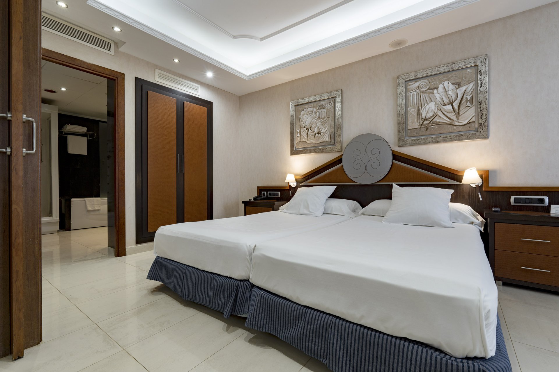 room_image.entity.field_media_image.entity.title.value room_image.entity.field_media_image.entity.alt.value