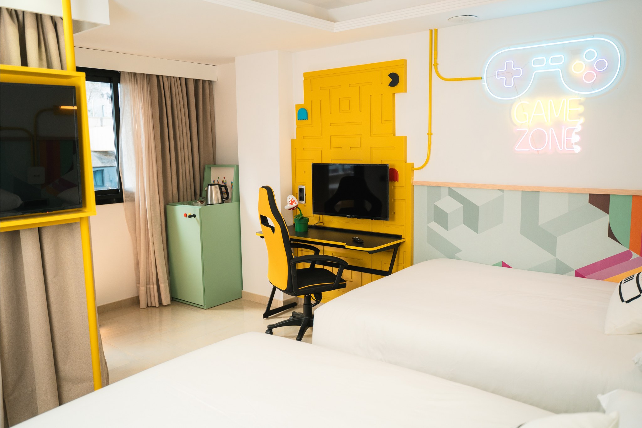 room_image.entity.field_media_image.entity.title.value room_image.entity.field_media_image.entity.alt.value