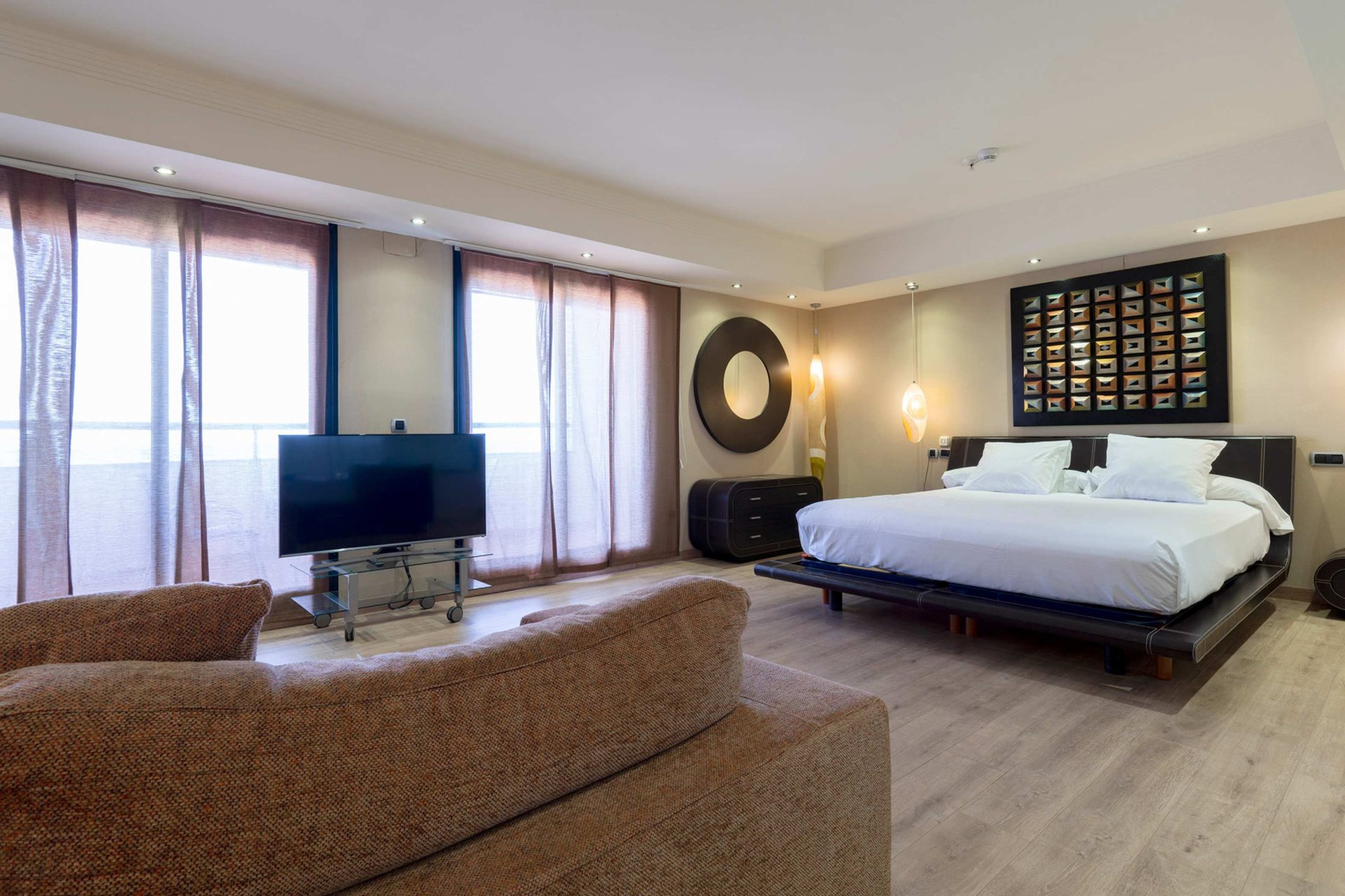 room_image.entity.field_media_image.entity.title.value room_image.entity.field_media_image.entity.alt.value
