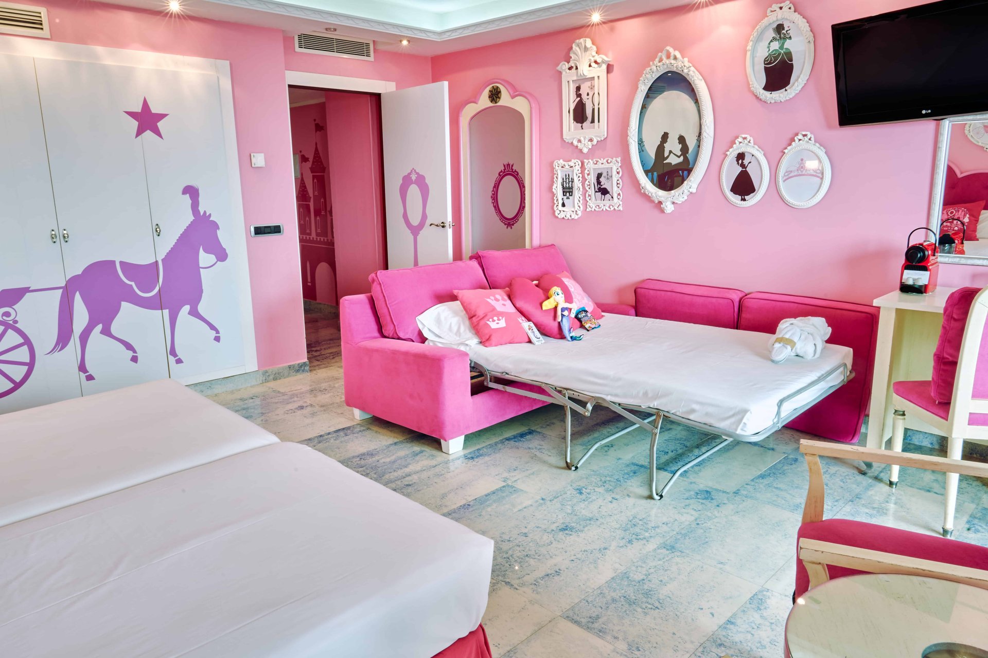 room_image.entity.field_media_image.entity.title.value room_image.entity.field_media_image.entity.alt.value