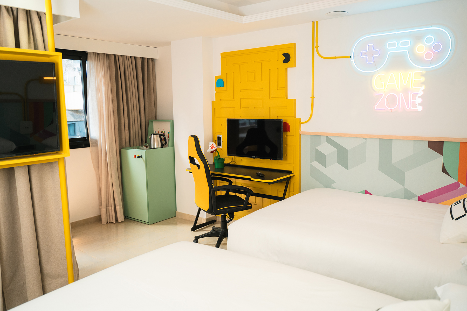 room_image.entity.field_media_image.entity.title.value room_image.entity.field_media_image.entity.alt.value