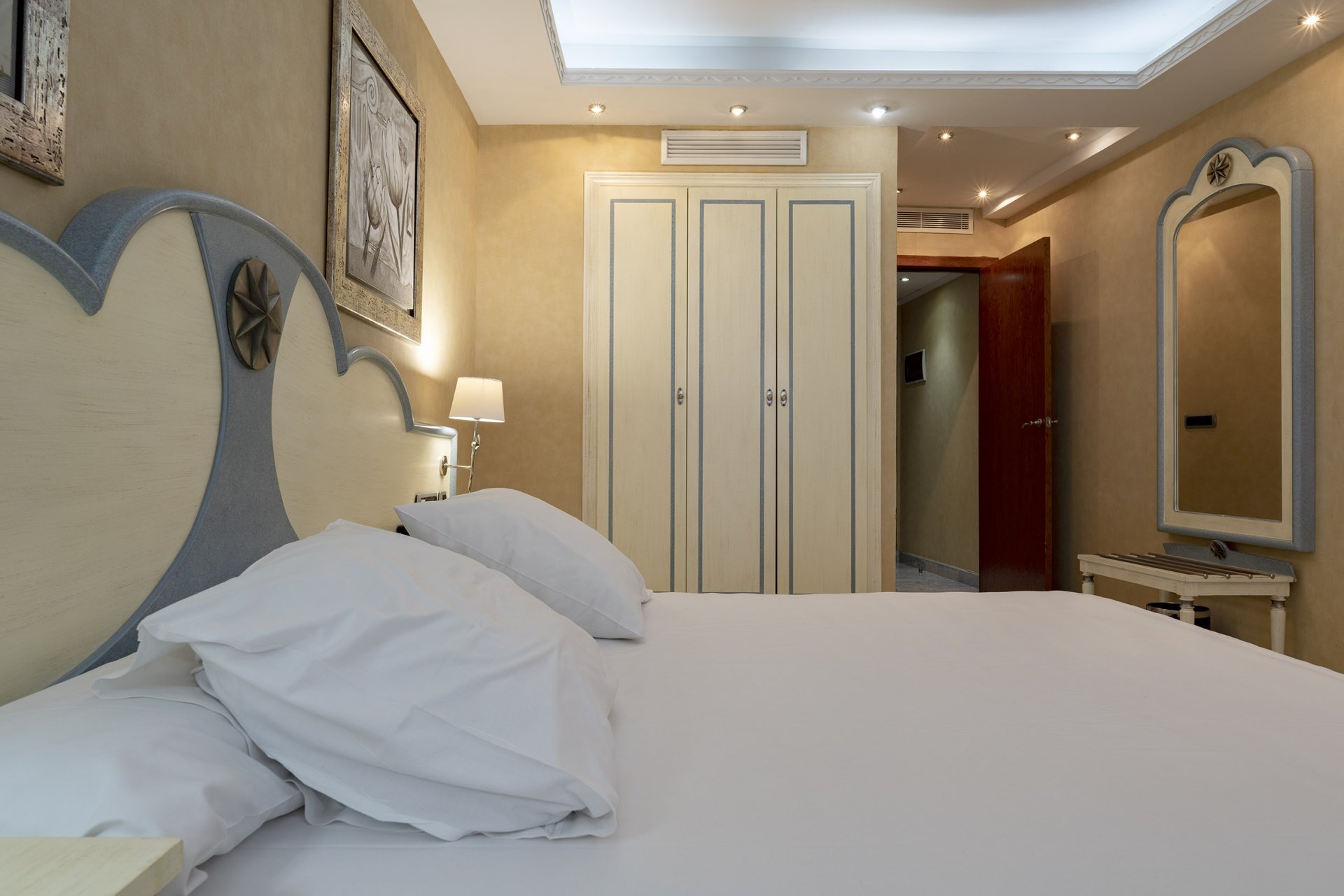 room_image.entity.field_media_image.entity.title.value room_image.entity.field_media_image.entity.alt.value