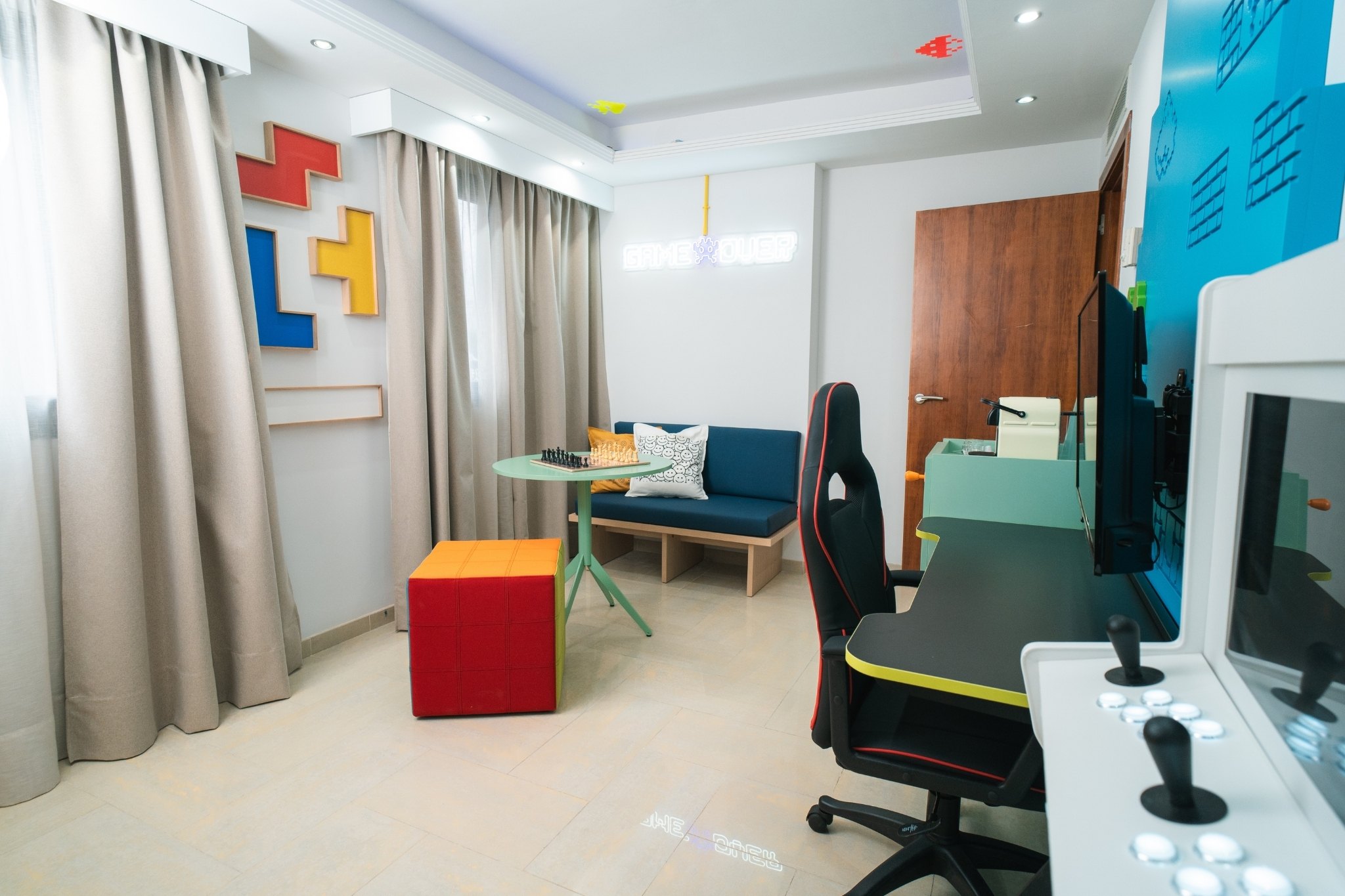 room_image.entity.field_media_image.entity.title.value room_image.entity.field_media_image.entity.alt.value