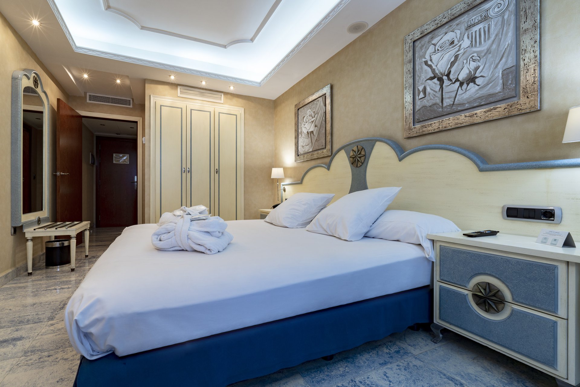 room_image.entity.field_media_image.entity.title.value room_image.entity.field_media_image.entity.alt.value