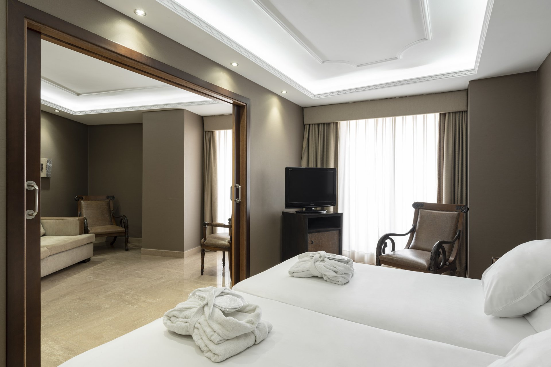 room_image.entity.field_media_image.entity.title.value room_image.entity.field_media_image.entity.alt.value
