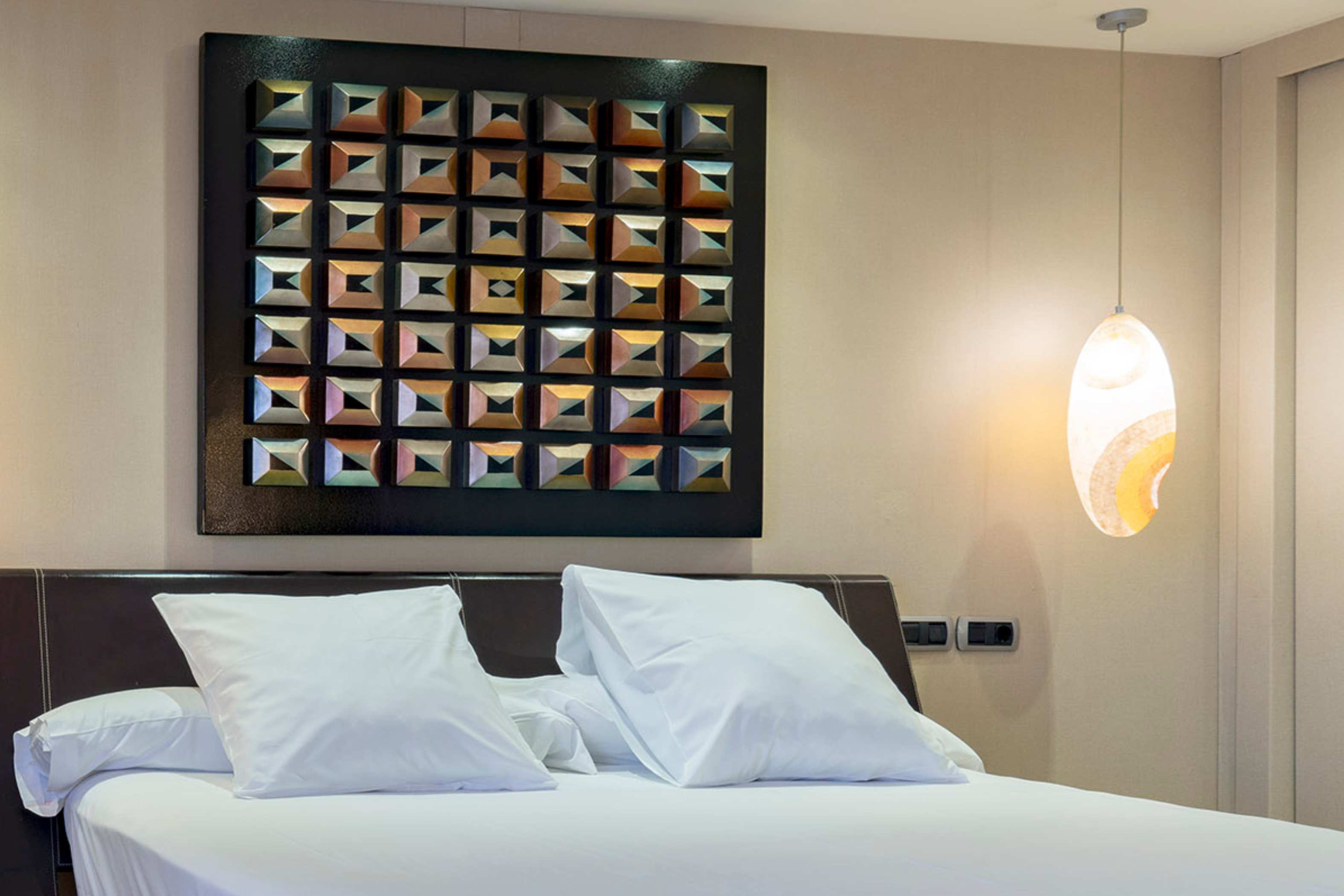 room_image.entity.field_media_image.entity.title.value room_image.entity.field_media_image.entity.alt.value