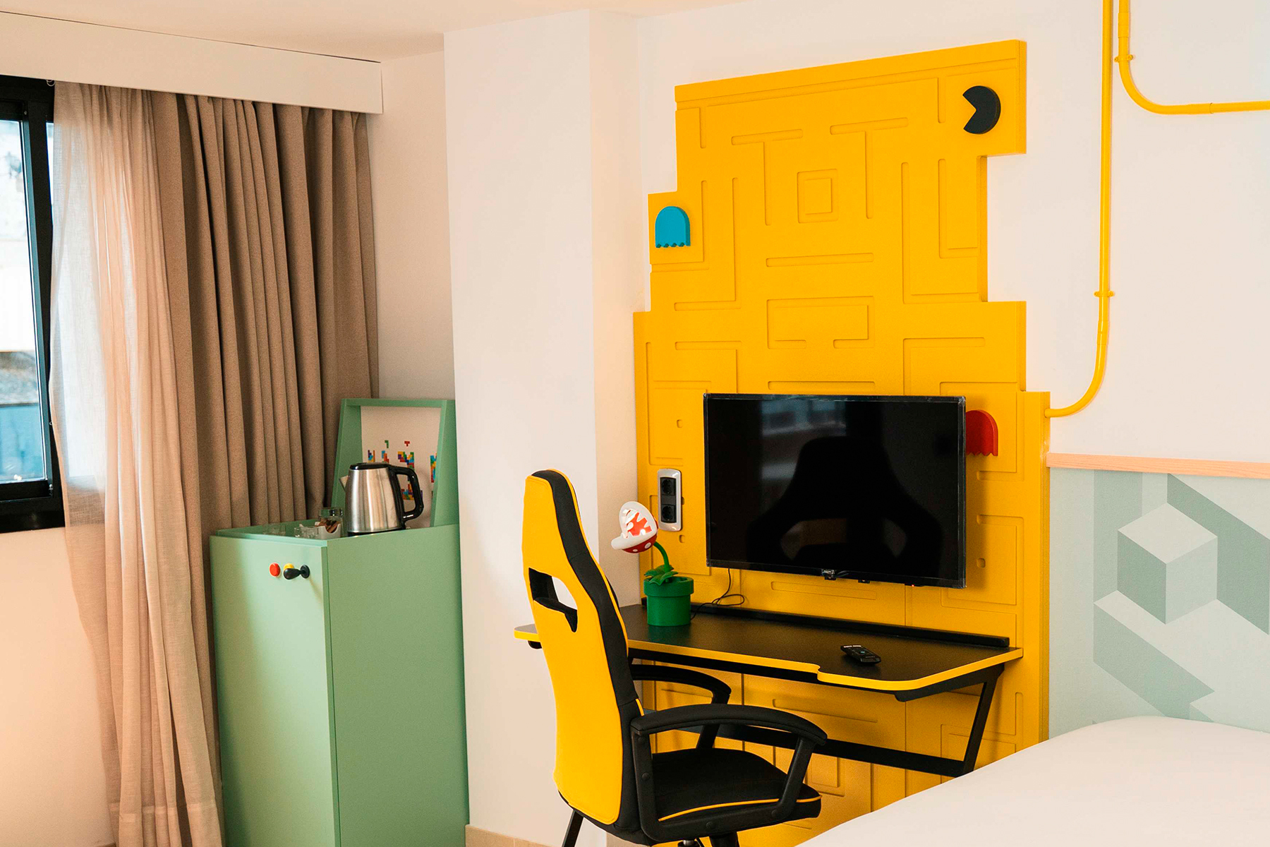 room_image.entity.field_media_image.entity.title.value room_image.entity.field_media_image.entity.alt.value