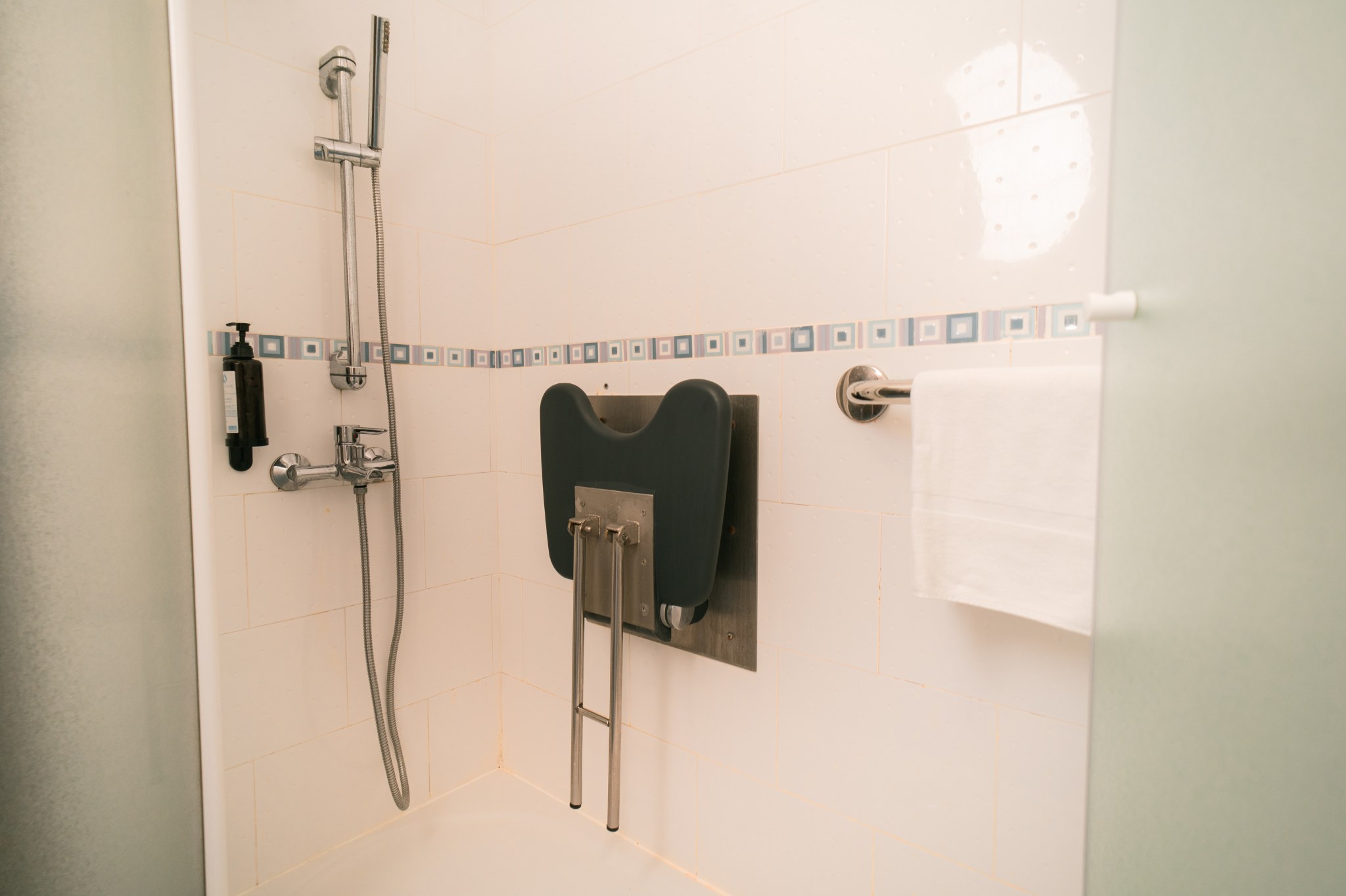 room_image.entity.field_media_image.entity.title.value room_image.entity.field_media_image.entity.alt.value