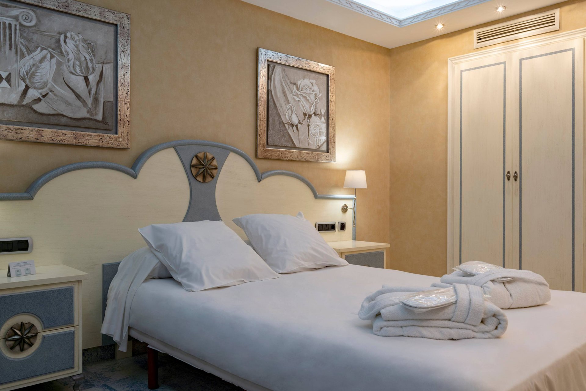 room_image.entity.field_media_image.entity.title.value room_image.entity.field_media_image.entity.alt.value