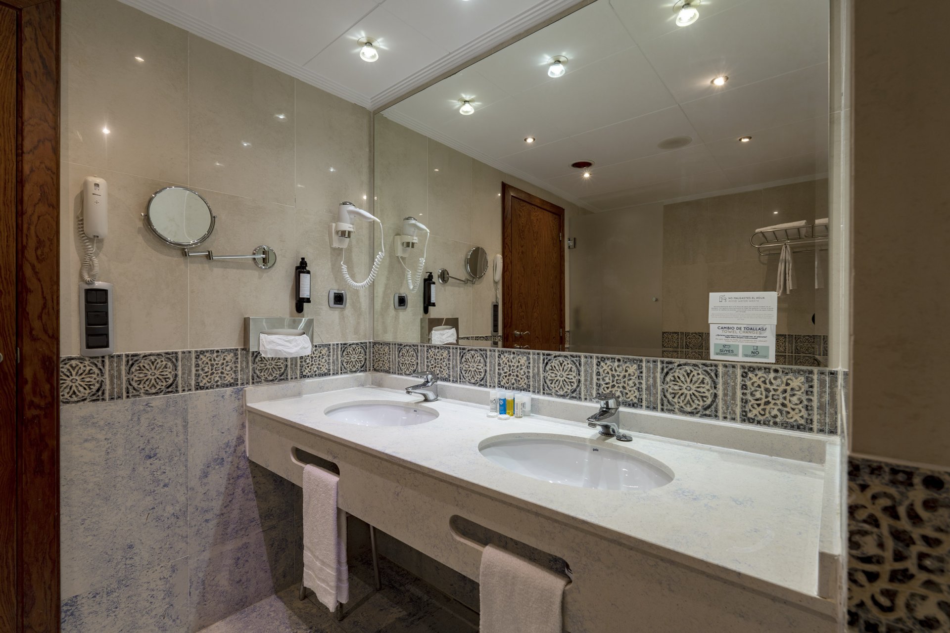 room_image.entity.field_media_image.entity.title.value room_image.entity.field_media_image.entity.alt.value