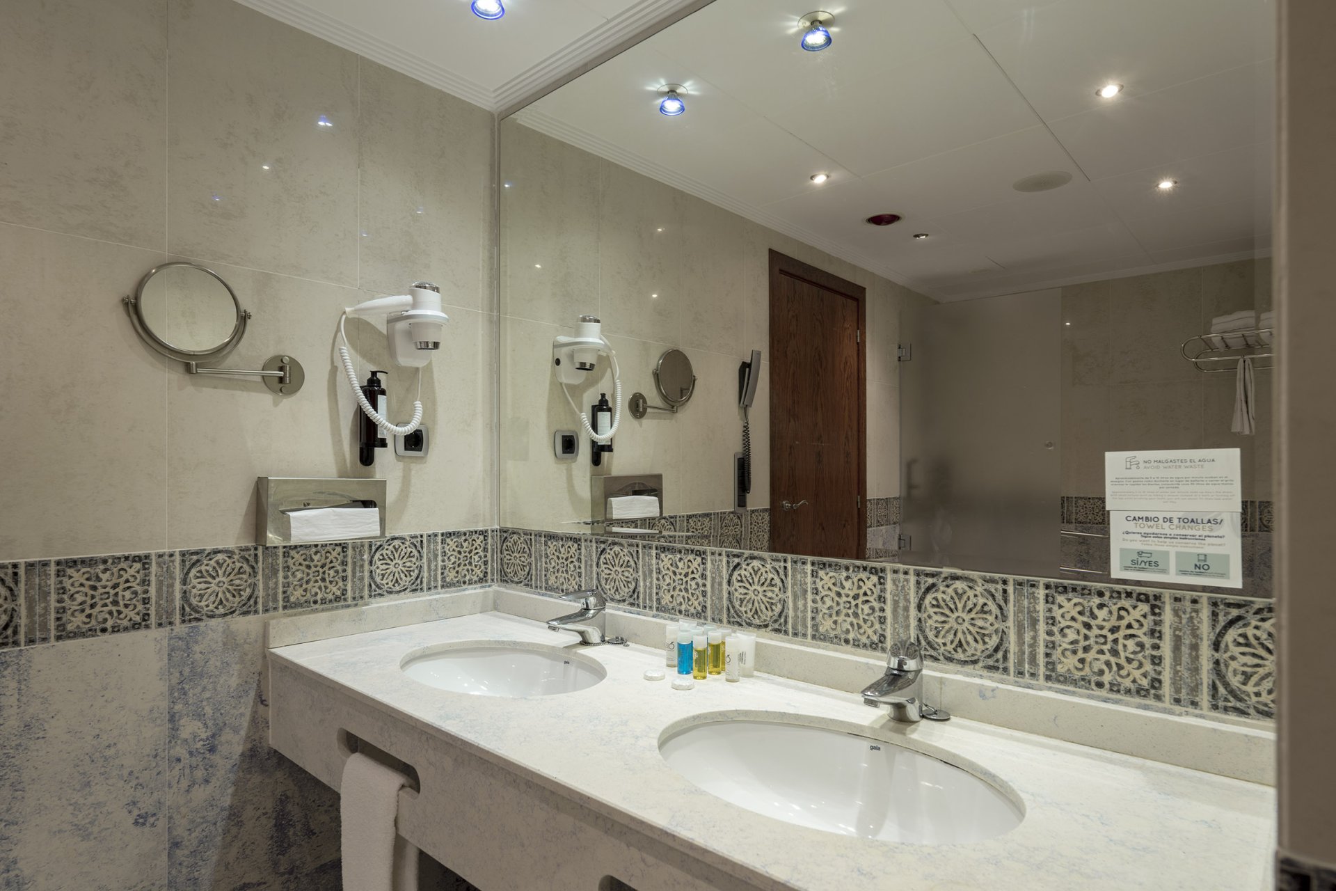 room_image.entity.field_media_image.entity.title.value room_image.entity.field_media_image.entity.alt.value