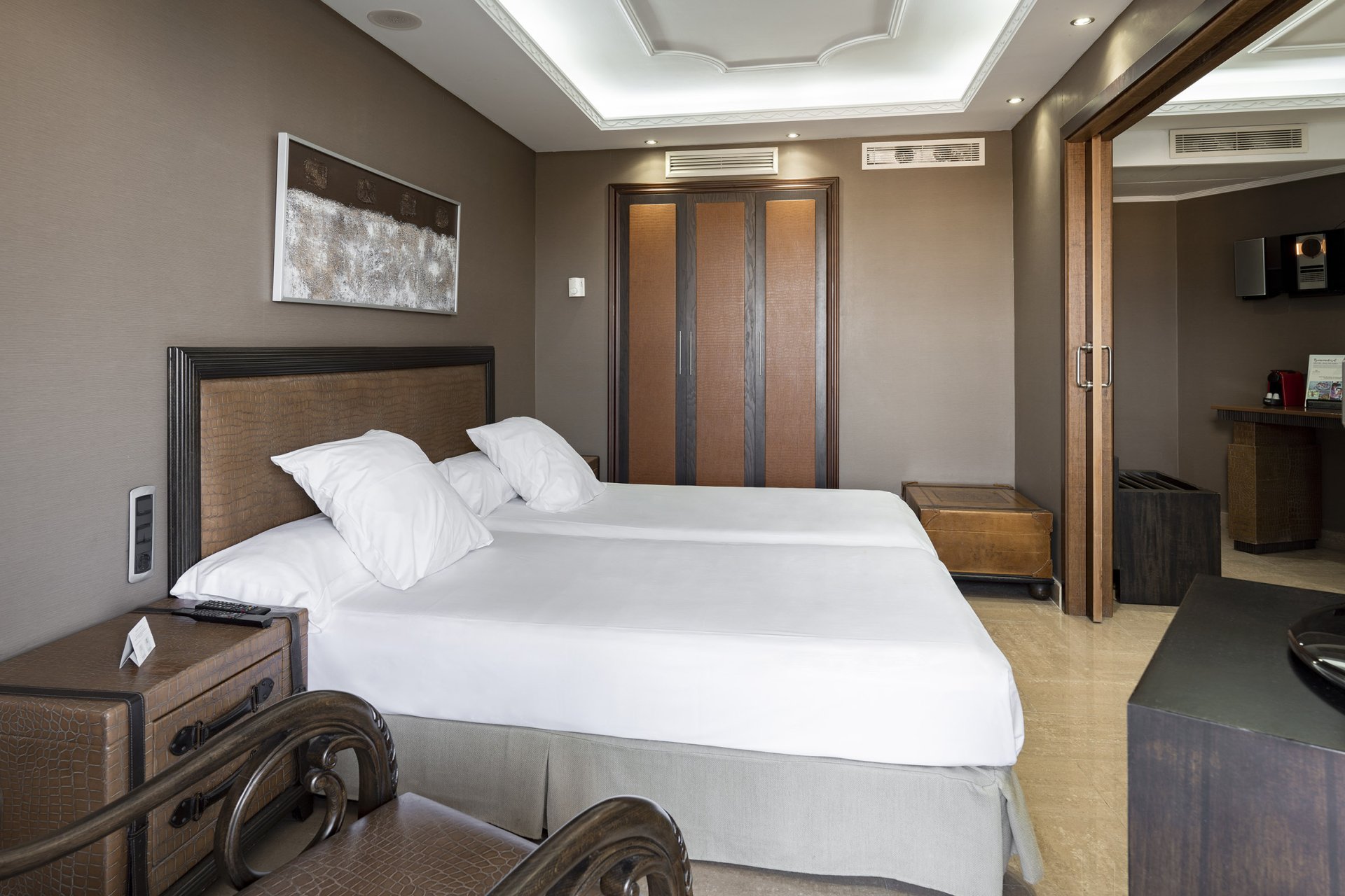 room_image.entity.field_media_image.entity.title.value room_image.entity.field_media_image.entity.alt.value