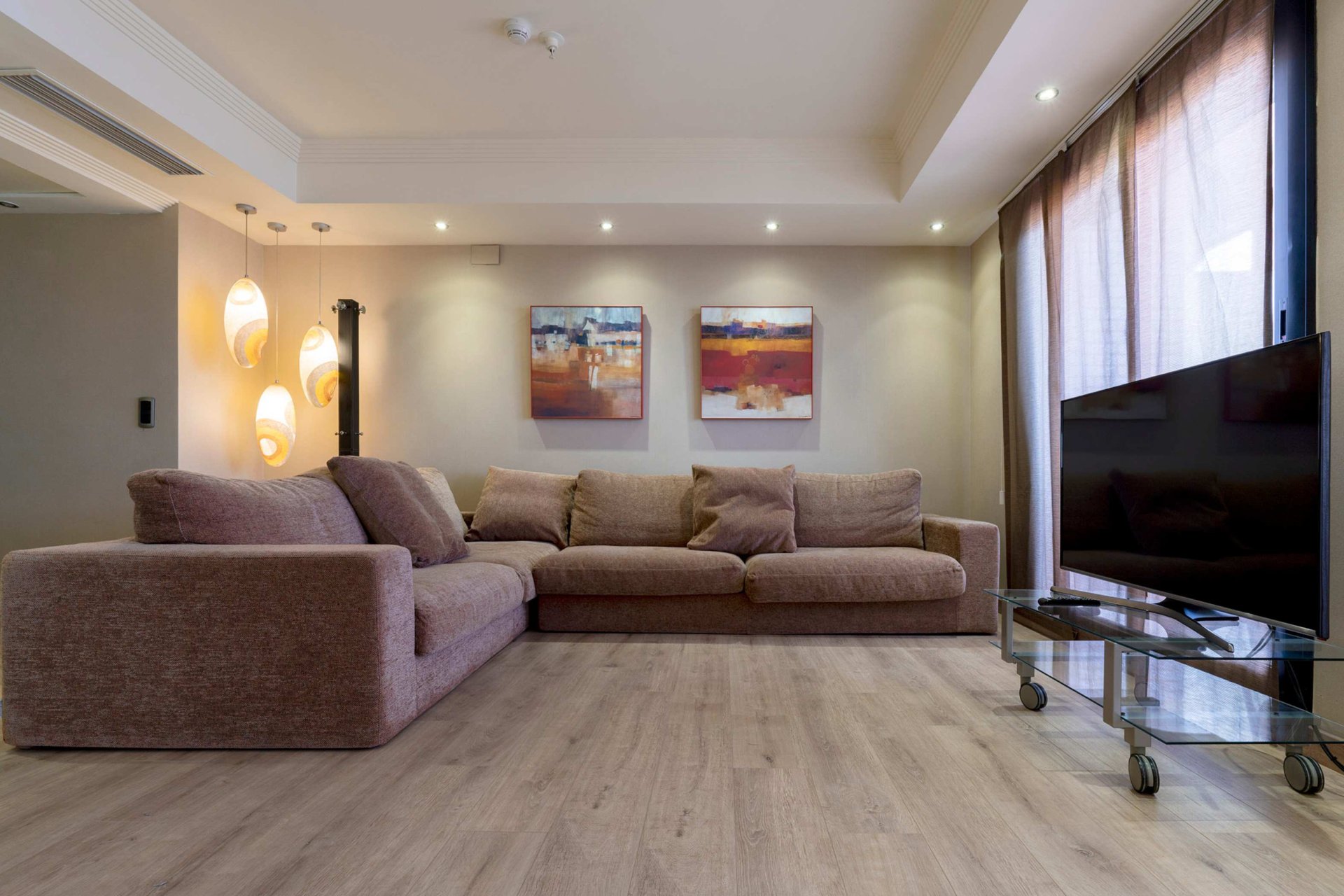 room_image.entity.field_media_image.entity.title.value room_image.entity.field_media_image.entity.alt.value