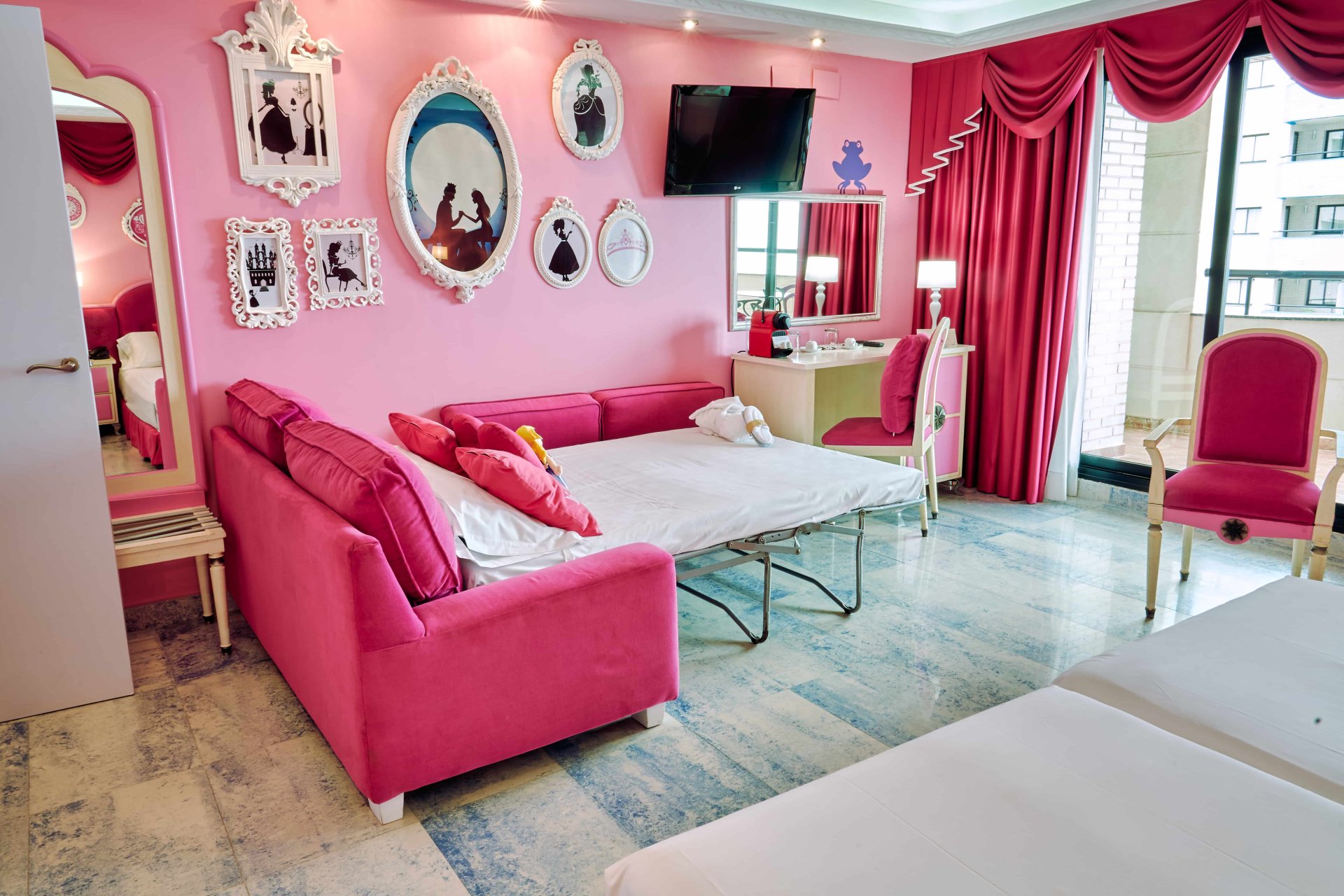 room_image.entity.field_media_image.entity.title.value room_image.entity.field_media_image.entity.alt.value