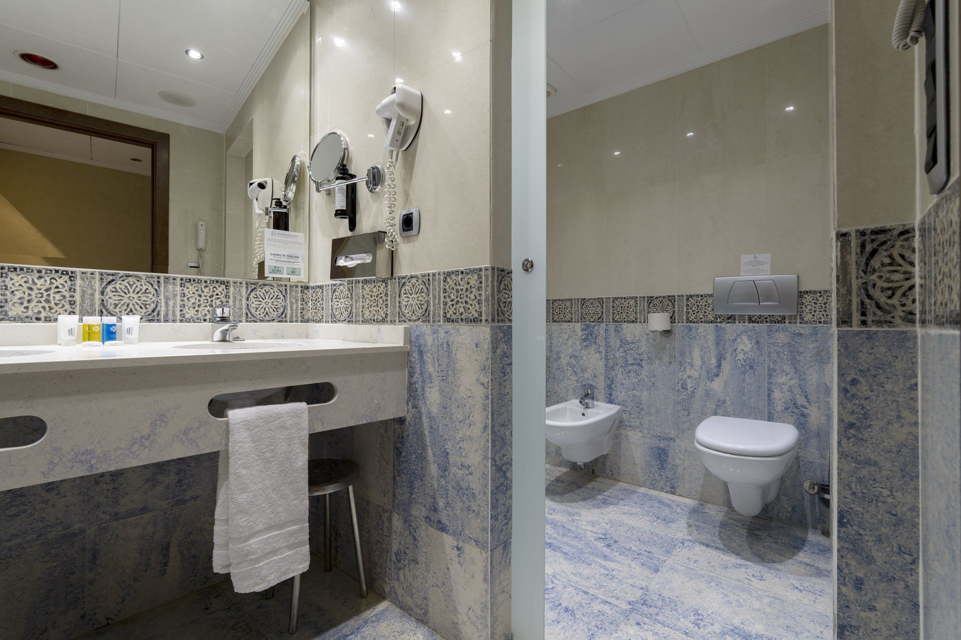 room_image.entity.field_media_image.entity.title.value room_image.entity.field_media_image.entity.alt.value