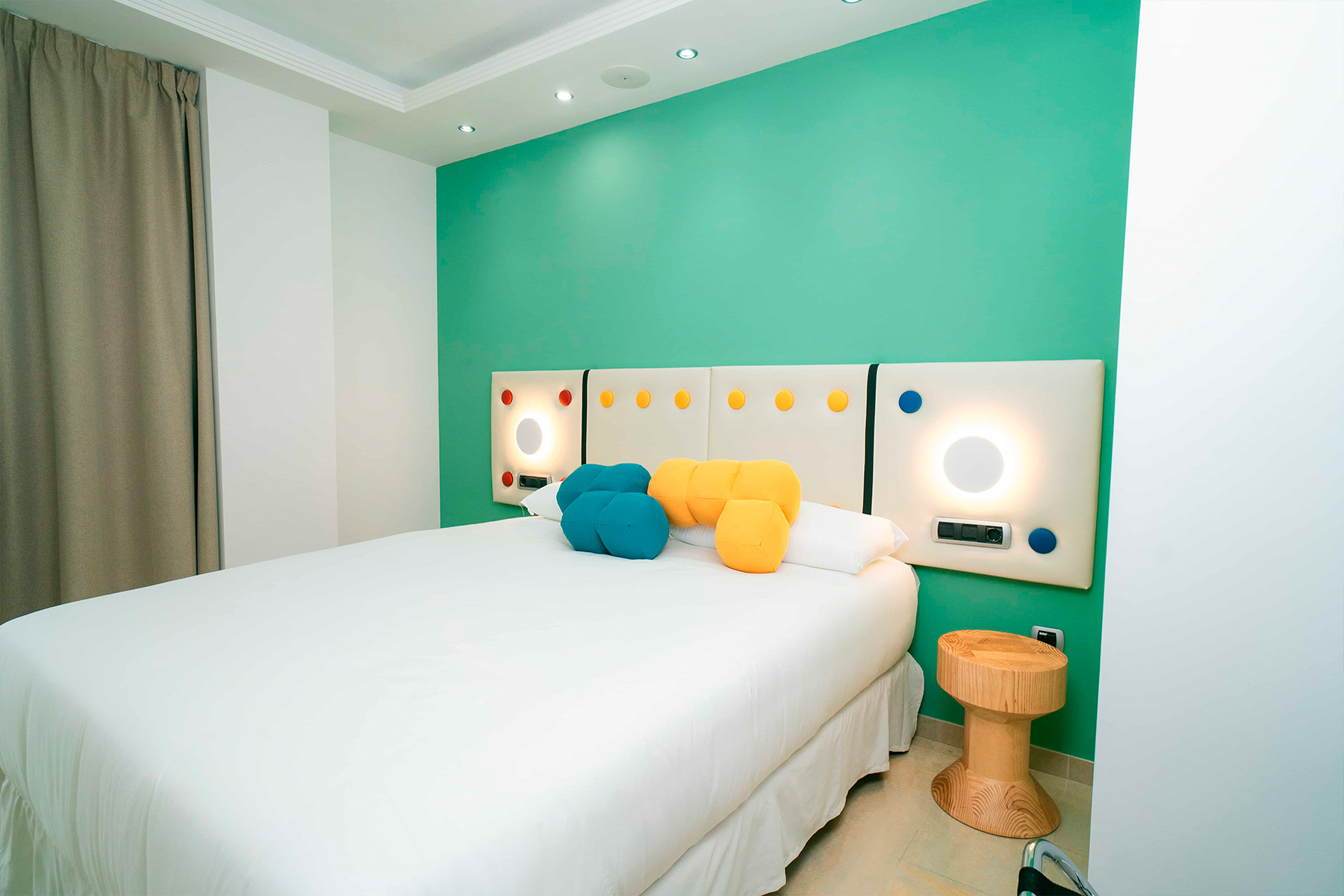 room_image.entity.field_media_image.entity.title.value room_image.entity.field_media_image.entity.alt.value