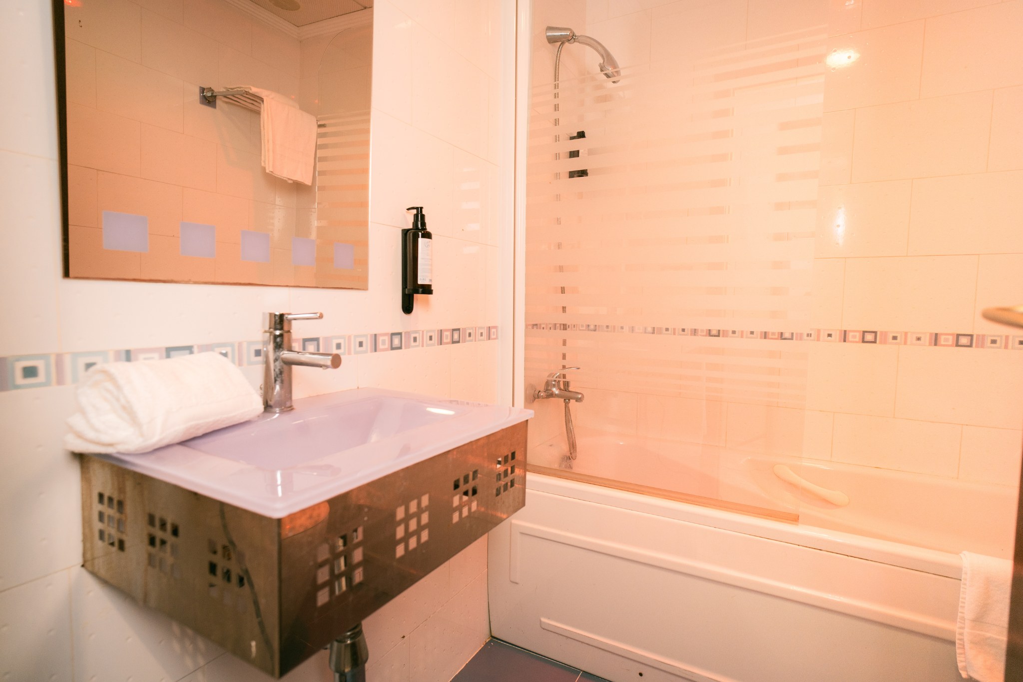 room_image.entity.field_media_image.entity.title.value room_image.entity.field_media_image.entity.alt.value