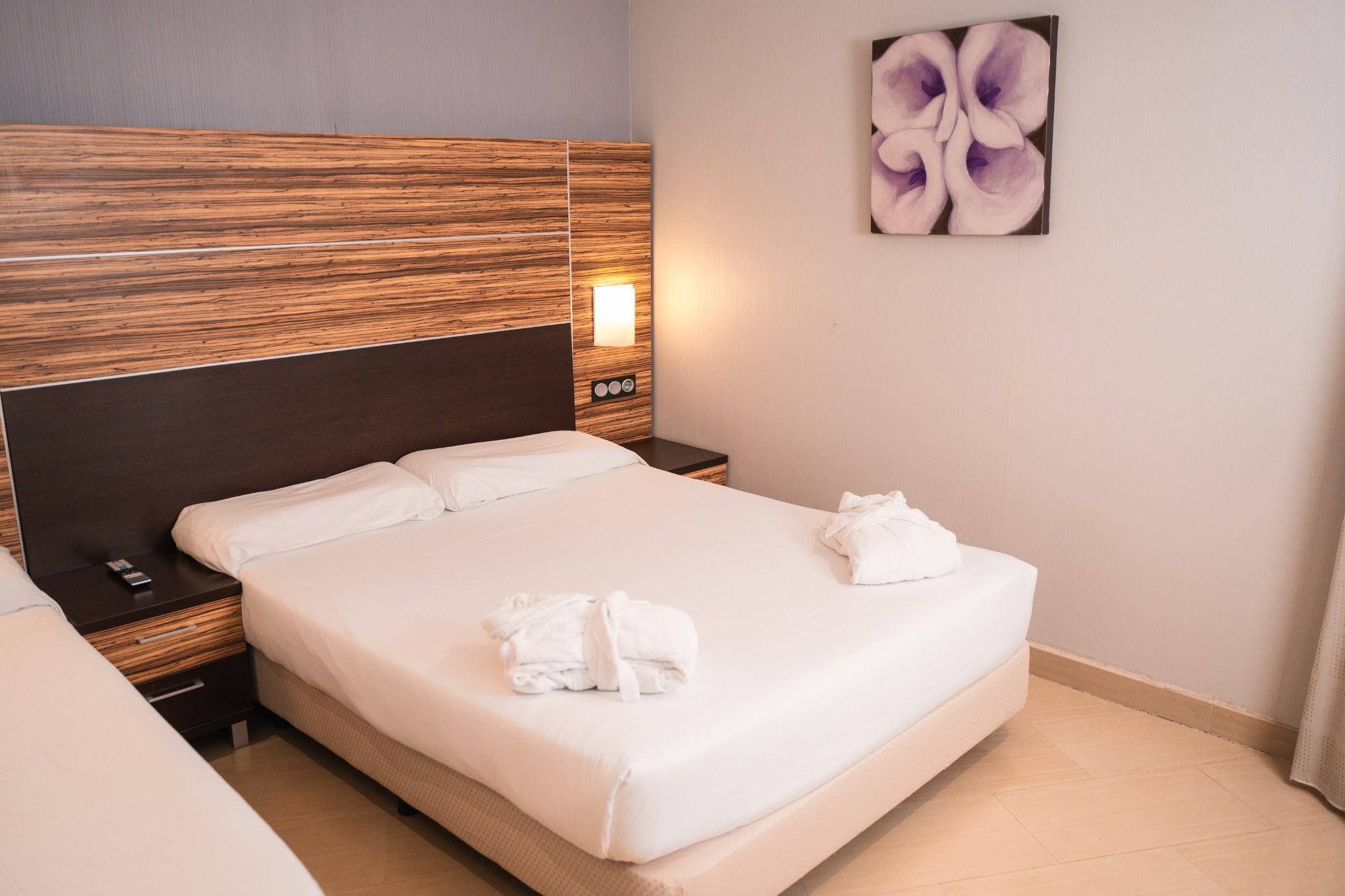 room_image.entity.field_media_image.entity.title.value room_image.entity.field_media_image.entity.alt.value