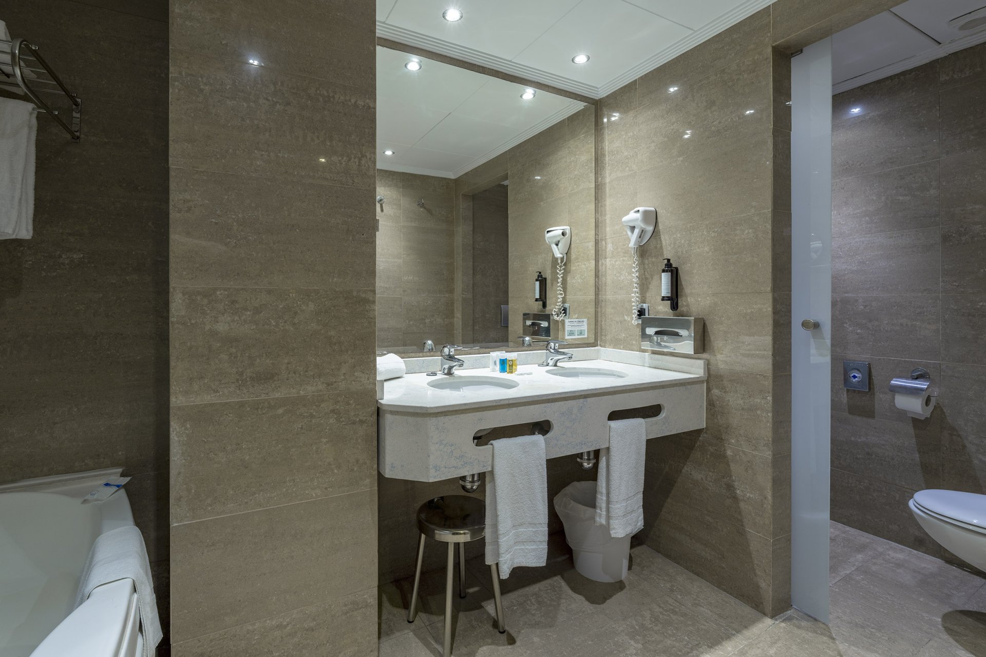 room_image.entity.field_media_image.entity.title.value room_image.entity.field_media_image.entity.alt.value