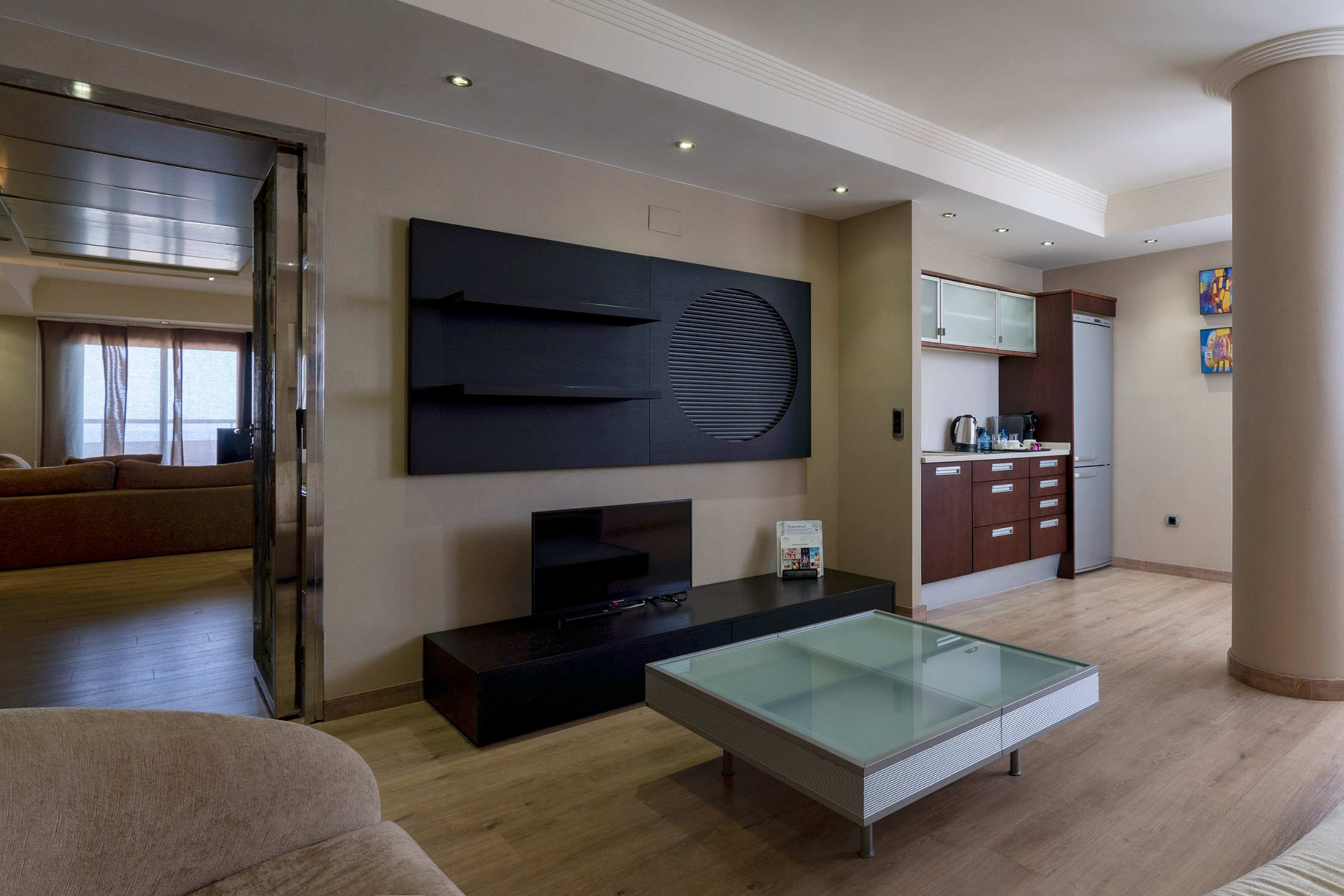 room_image.entity.field_media_image.entity.title.value room_image.entity.field_media_image.entity.alt.value