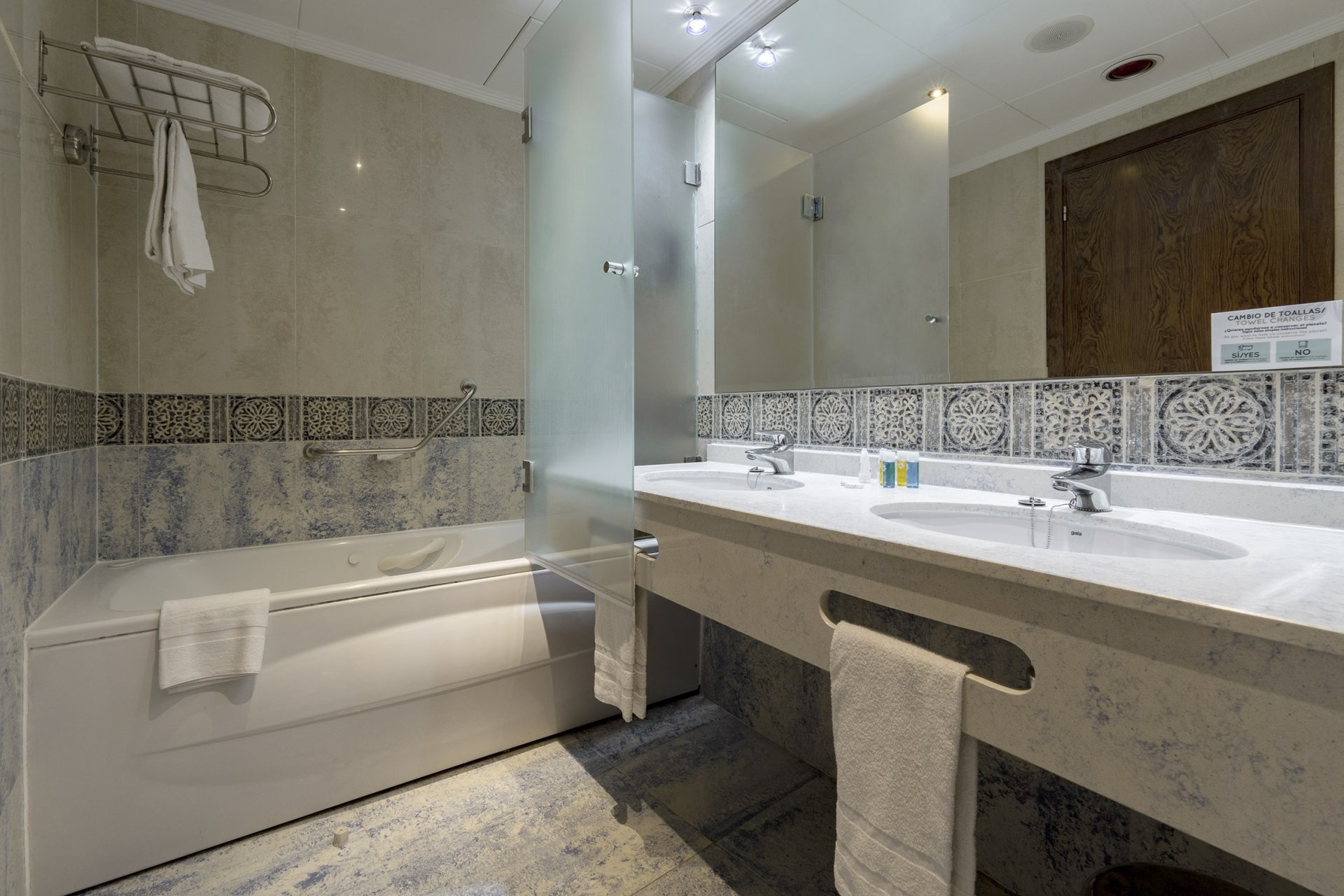 room_image.entity.field_media_image.entity.title.value room_image.entity.field_media_image.entity.alt.value