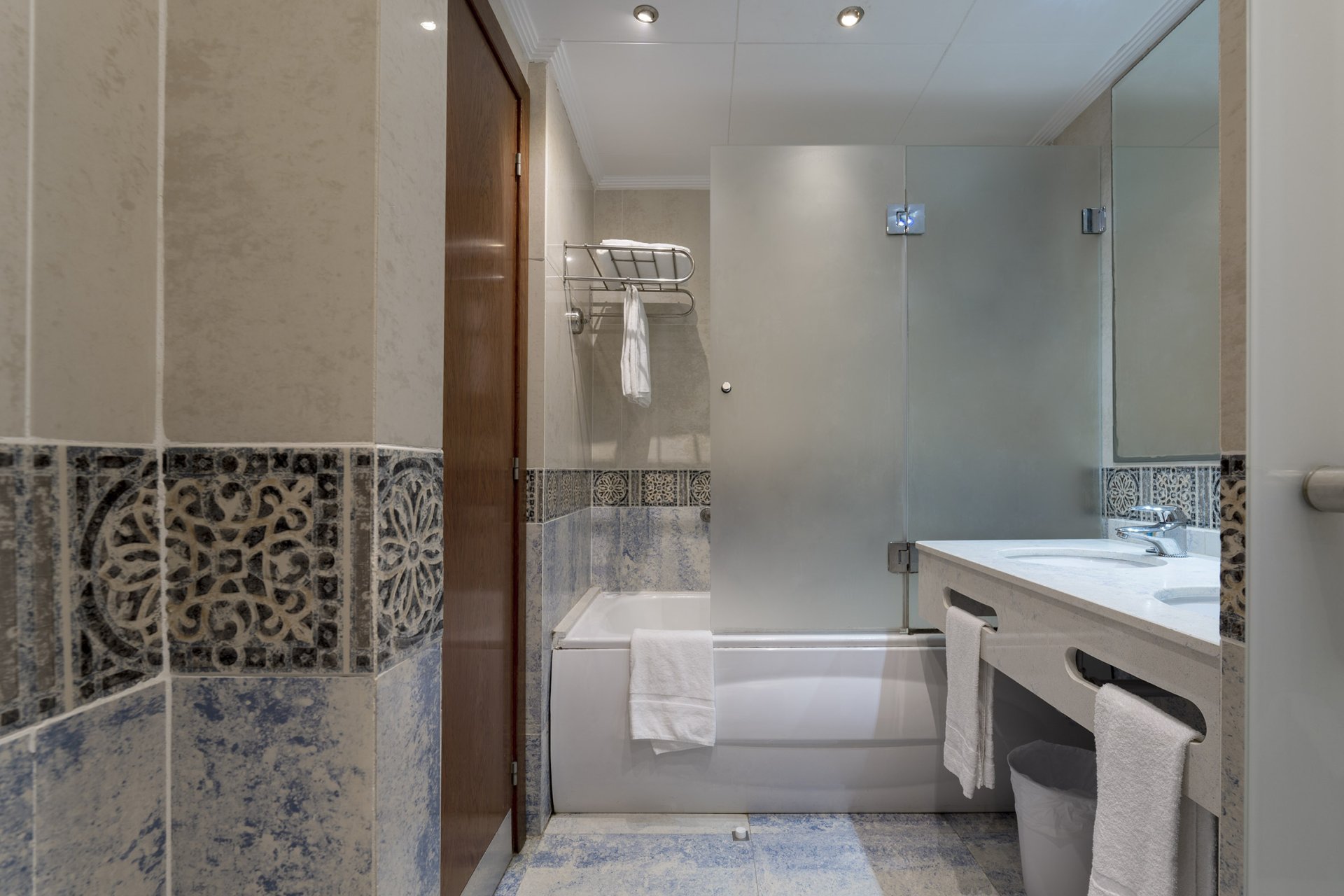 room_image.entity.field_media_image.entity.title.value room_image.entity.field_media_image.entity.alt.value
