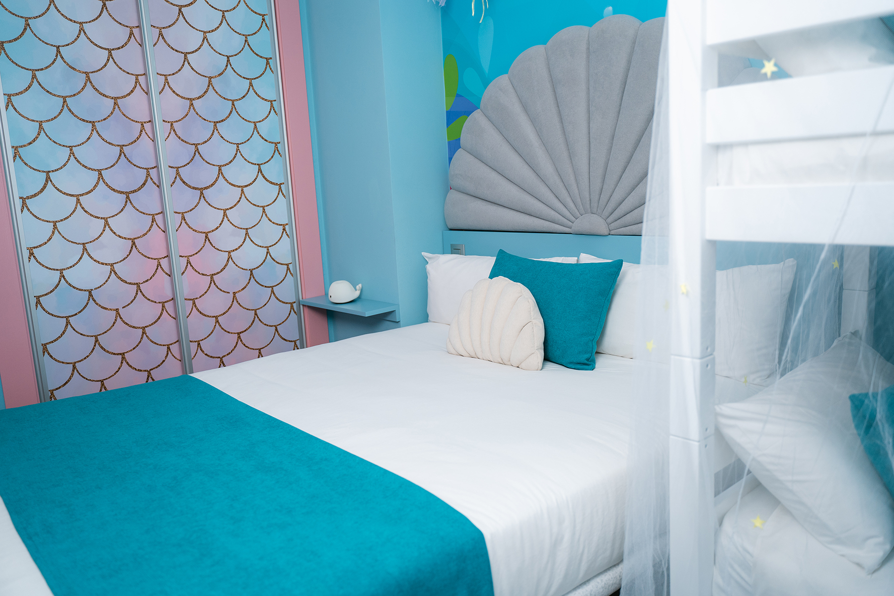 room_image.entity.field_media_image.entity.title.value room_image.entity.field_media_image.entity.alt.value