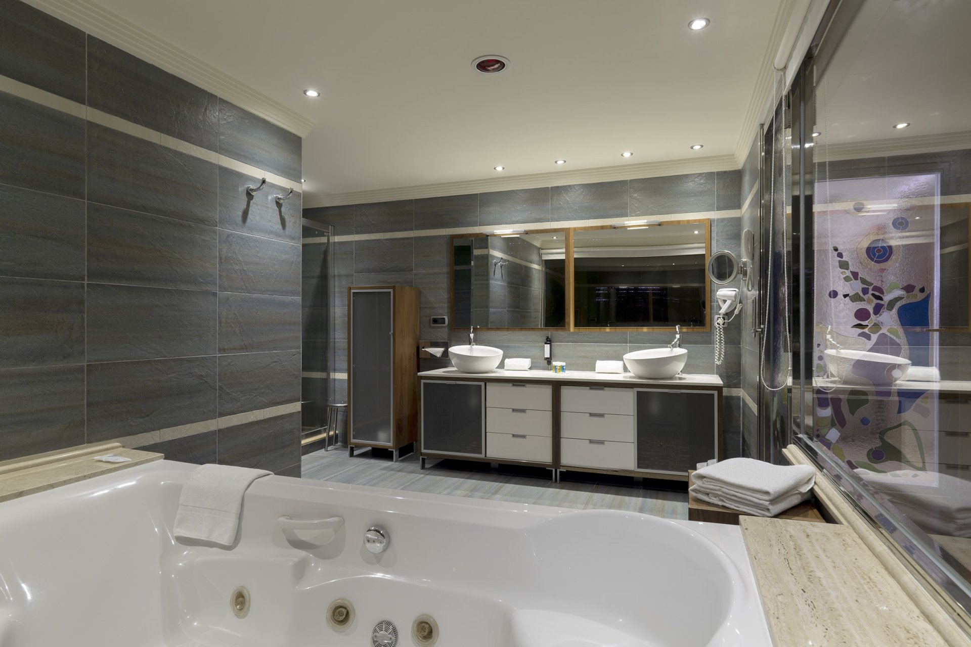 room_image.entity.field_media_image.entity.title.value room_image.entity.field_media_image.entity.alt.value