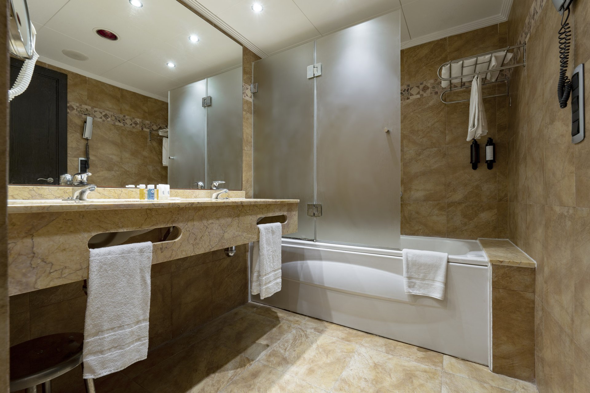 room_image.entity.field_media_image.entity.title.value room_image.entity.field_media_image.entity.alt.value