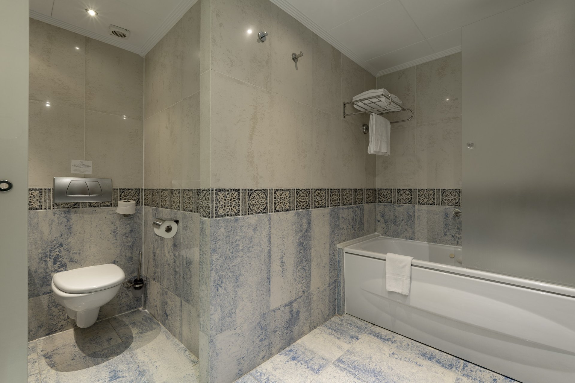 room_image.entity.field_media_image.entity.title.value room_image.entity.field_media_image.entity.alt.value