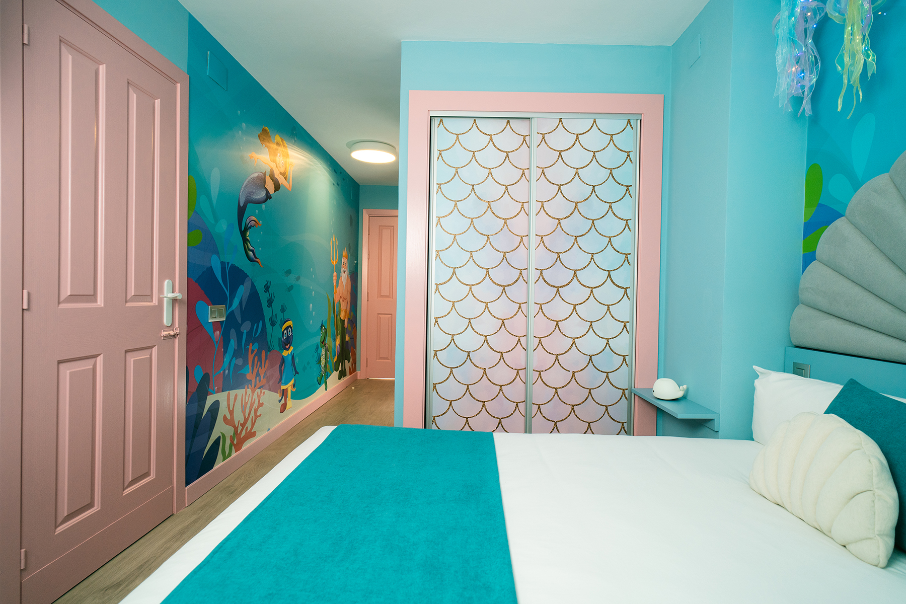 room_image.entity.field_media_image.entity.title.value room_image.entity.field_media_image.entity.alt.value