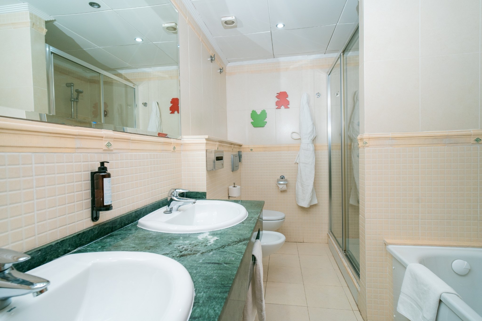 room_image.entity.field_media_image.entity.title.value room_image.entity.field_media_image.entity.alt.value