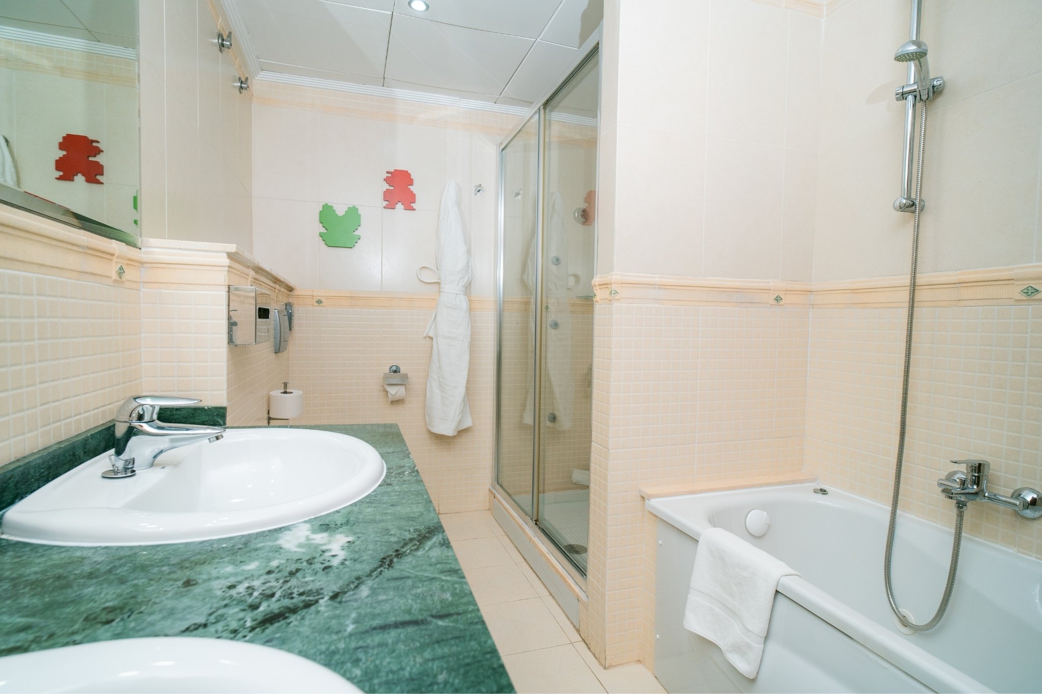 room_image.entity.field_media_image.entity.title.value room_image.entity.field_media_image.entity.alt.value