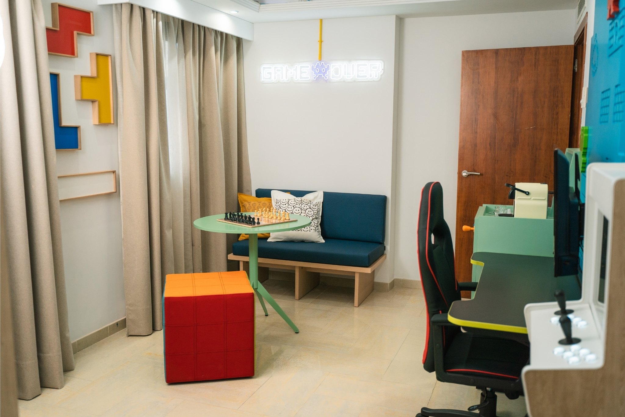 room_image.entity.field_media_image.entity.title.value room_image.entity.field_media_image.entity.alt.value
