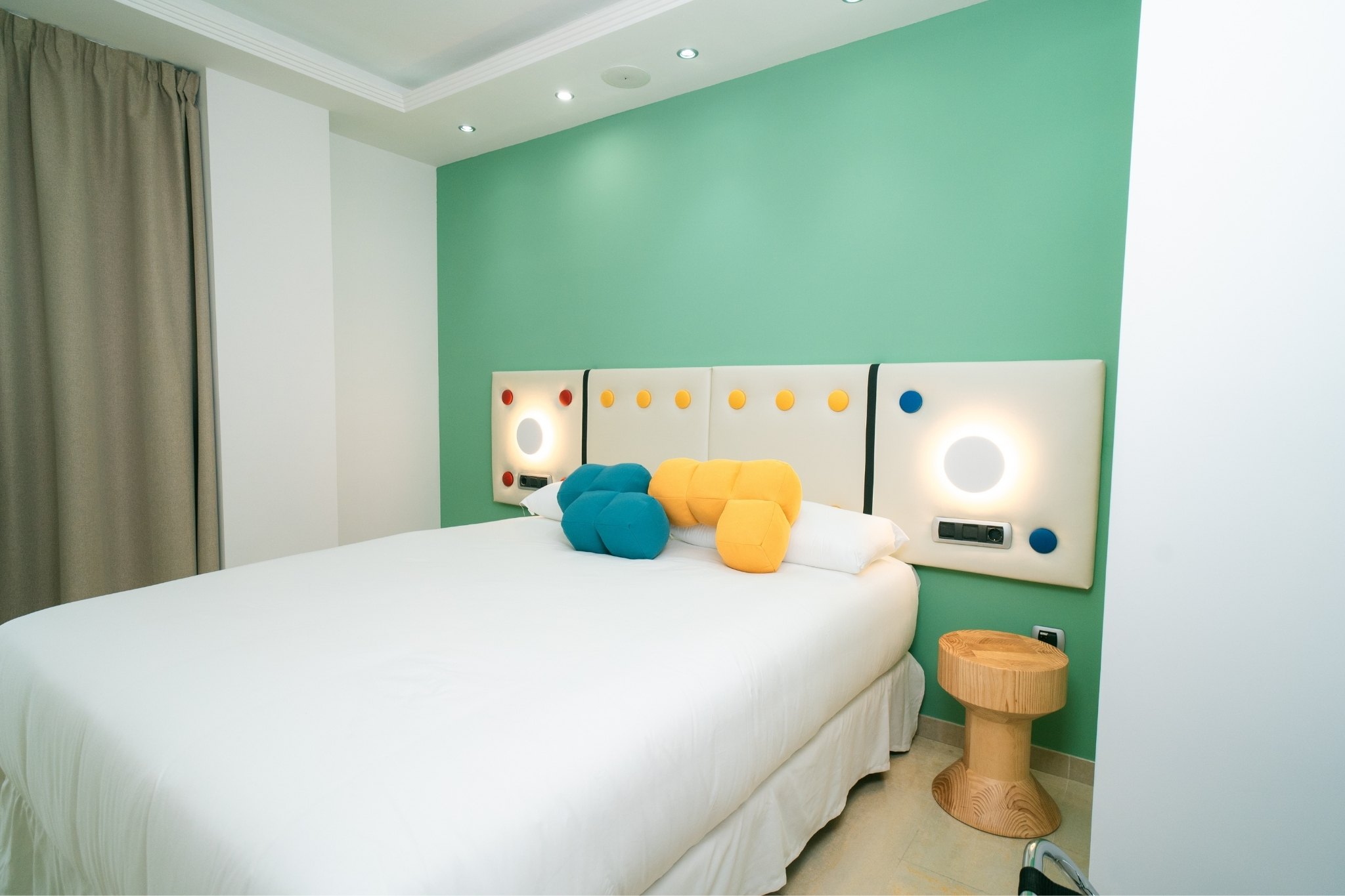 room_image.entity.field_media_image.entity.title.value room_image.entity.field_media_image.entity.alt.value