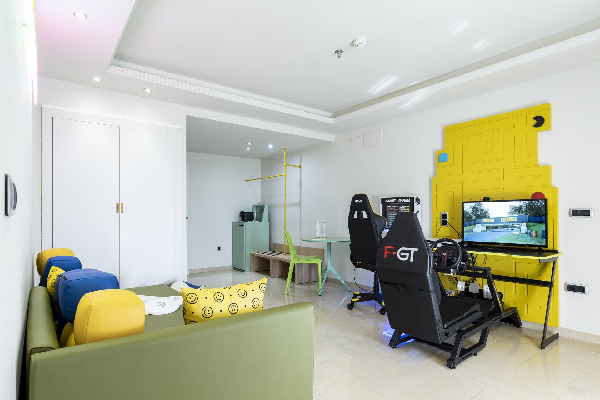 room_image.entity.field_media_image.entity.title.value room_image.entity.field_media_image.entity.alt.value