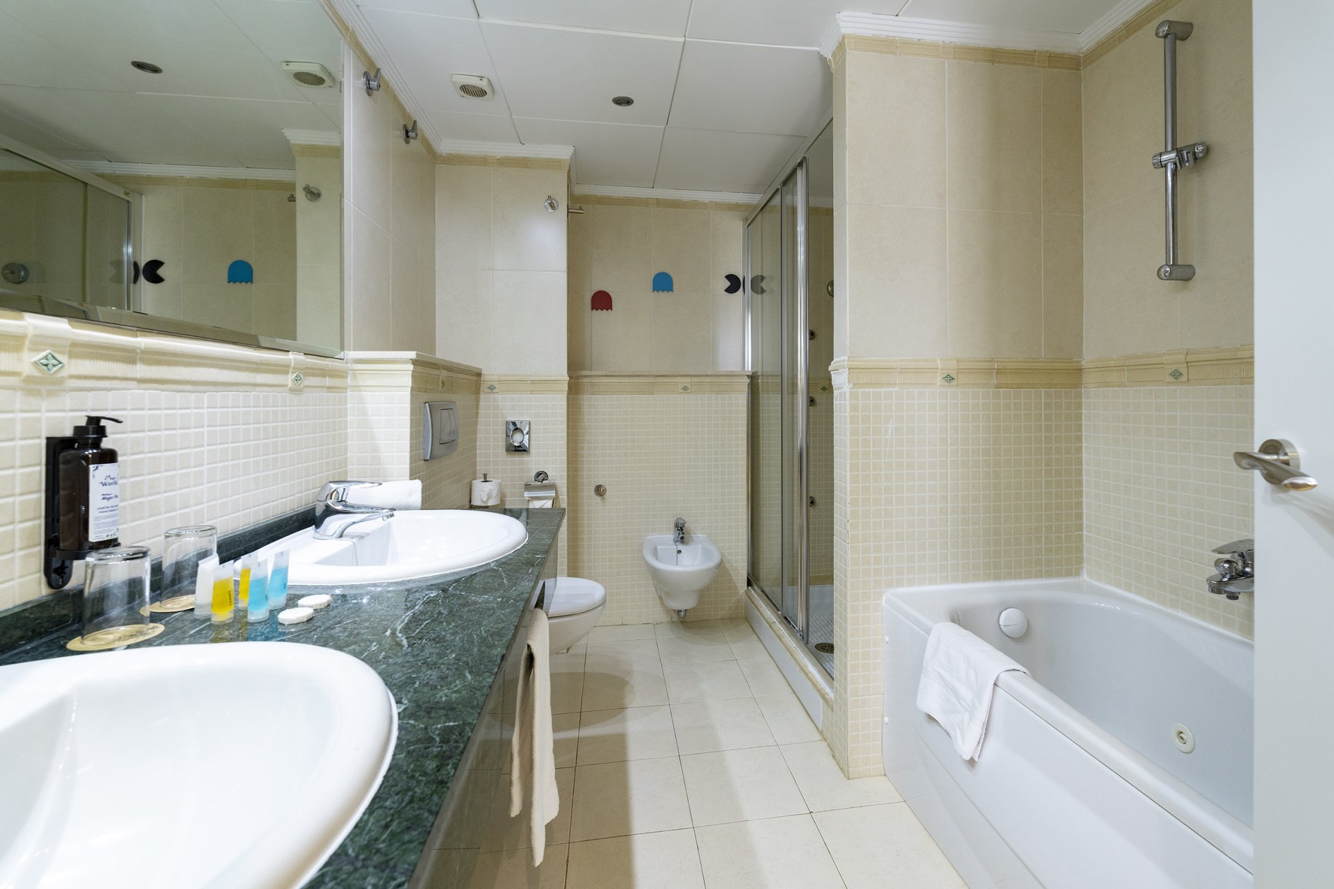 room_image.entity.field_media_image.entity.title.value room_image.entity.field_media_image.entity.alt.value