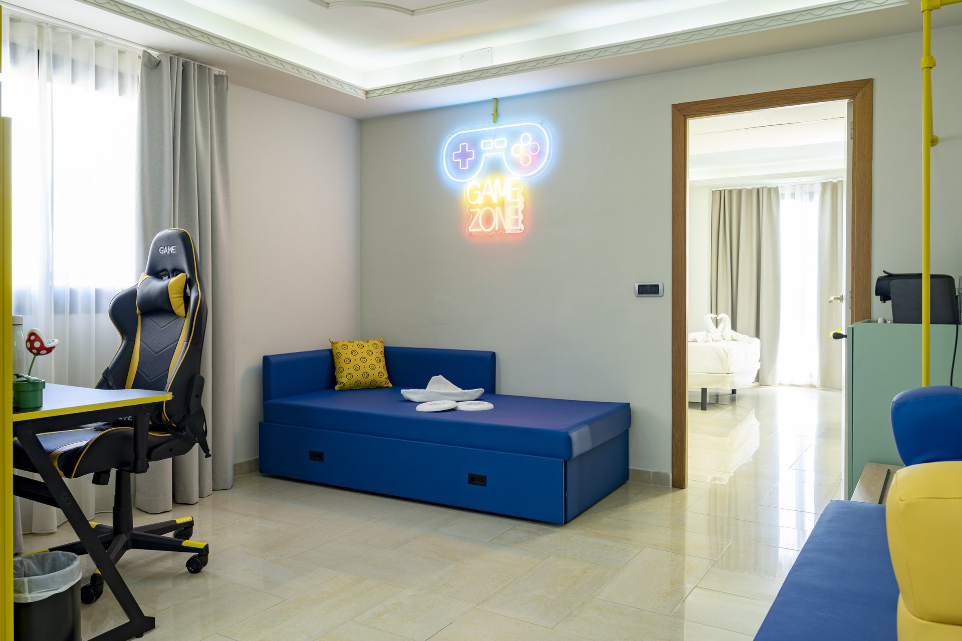 room_image.entity.field_media_image.entity.title.value room_image.entity.field_media_image.entity.alt.value