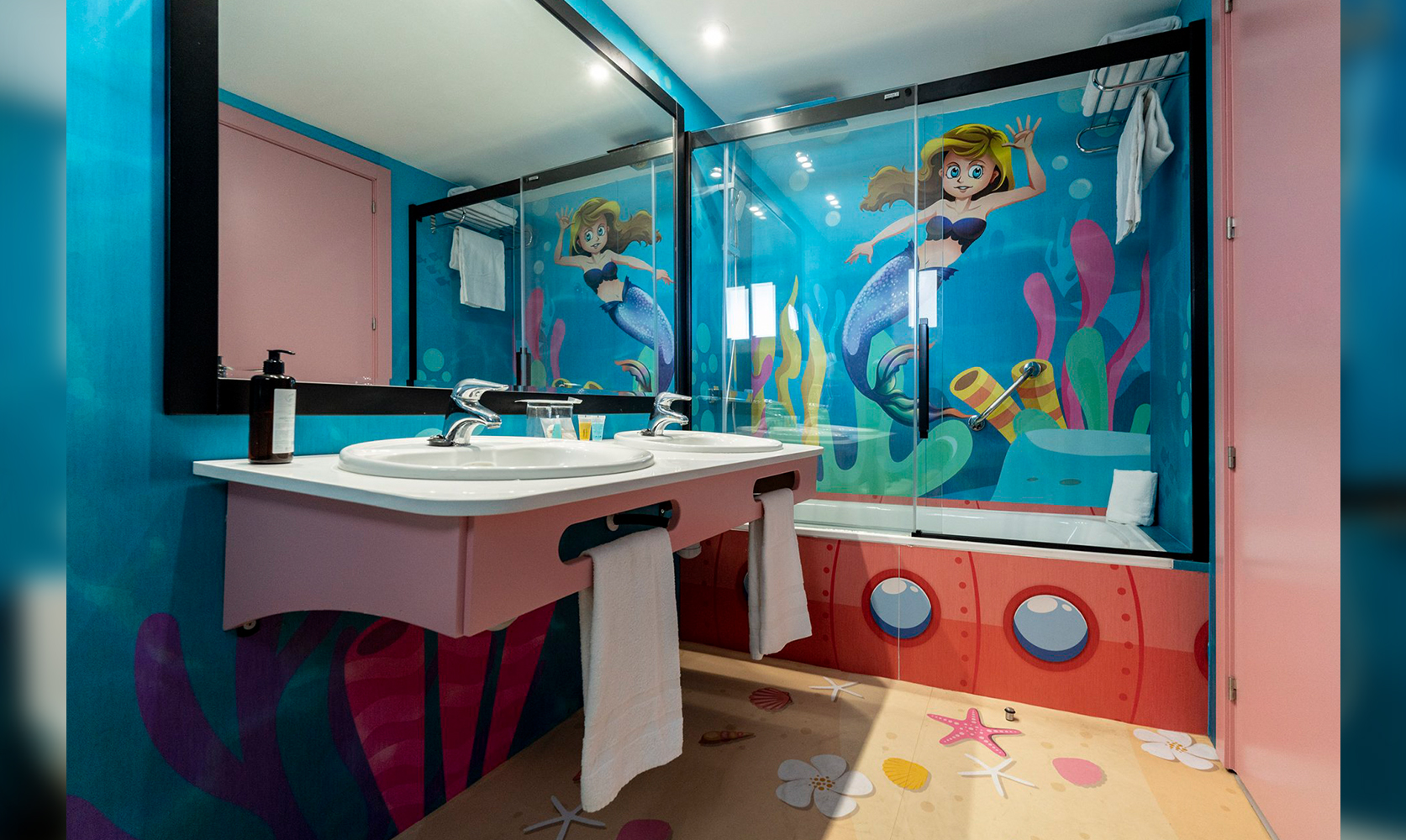 room_image.entity.field_media_image.entity.title.value room_image.entity.field_media_image.entity.alt.value