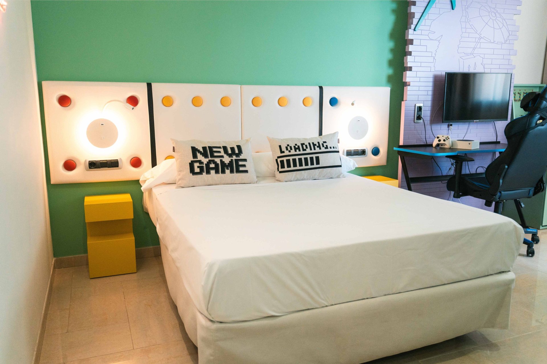 room_image.entity.field_media_image.entity.title.value room_image.entity.field_media_image.entity.alt.value