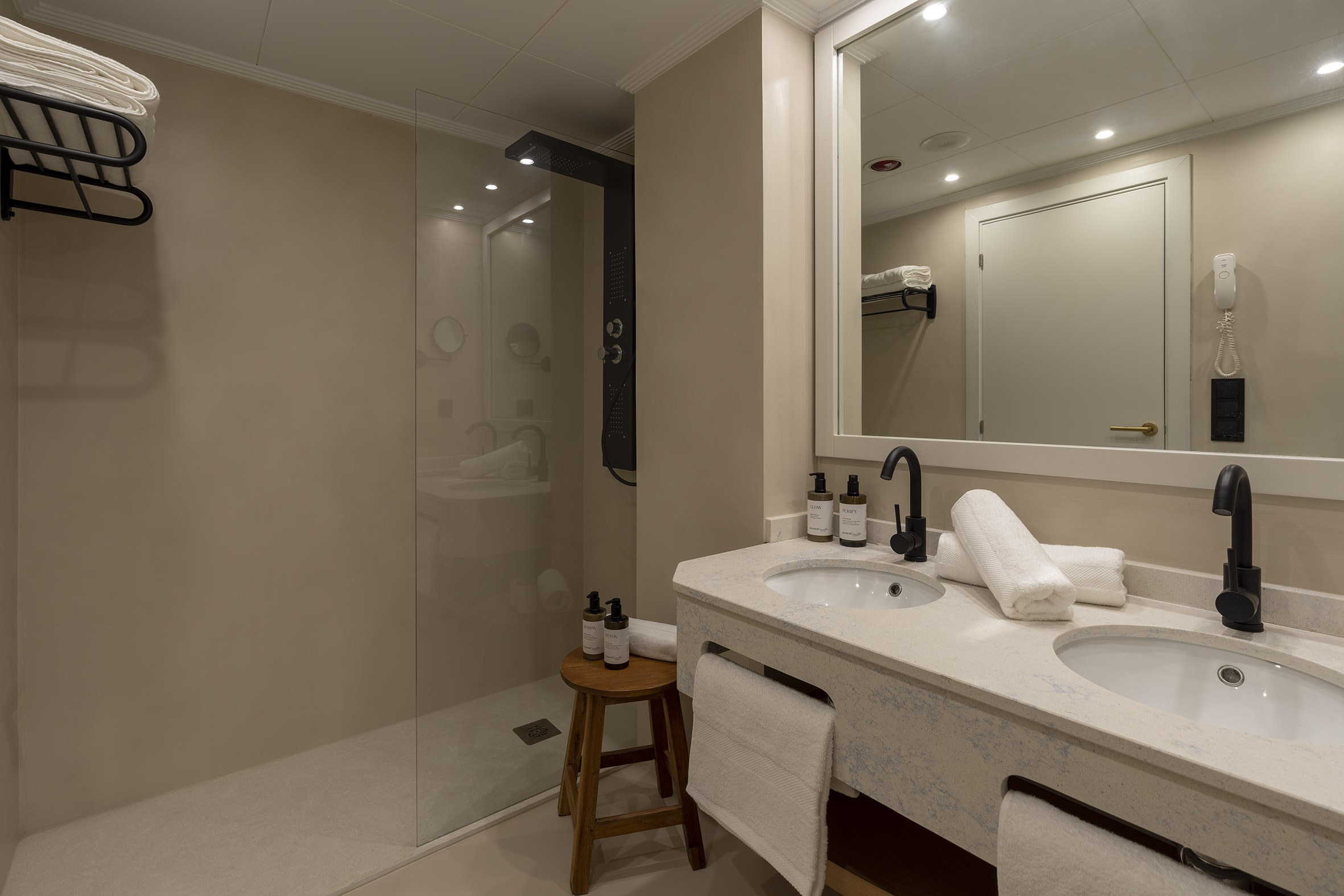 room_image.entity.field_media_image.entity.title.value room_image.entity.field_media_image.entity.alt.value