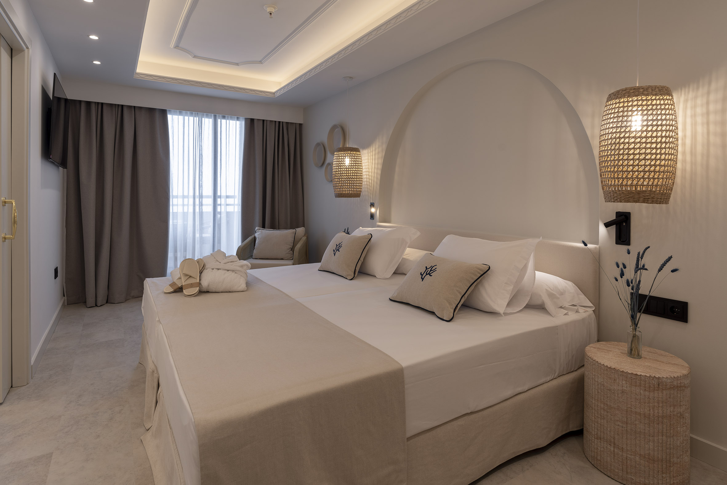 room_image.entity.field_media_image.entity.title.value room_image.entity.field_media_image.entity.alt.value