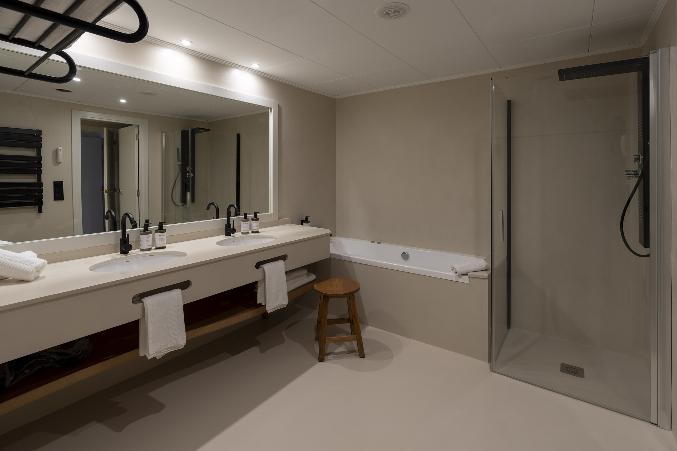 room_image.entity.field_media_image.entity.title.value room_image.entity.field_media_image.entity.alt.value