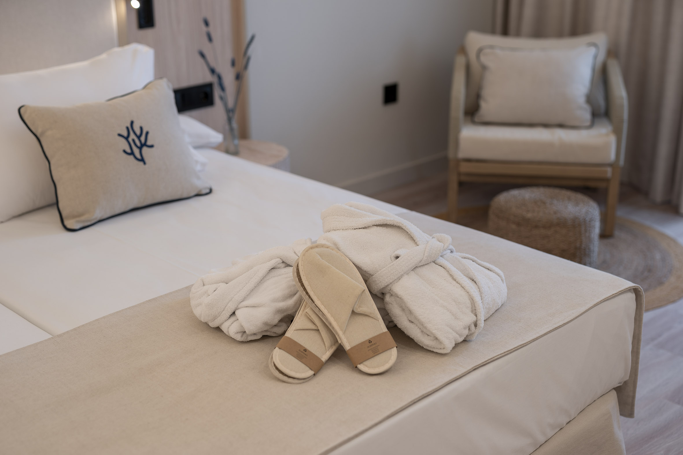 room_image.entity.field_media_image.entity.title.value room_image.entity.field_media_image.entity.alt.value