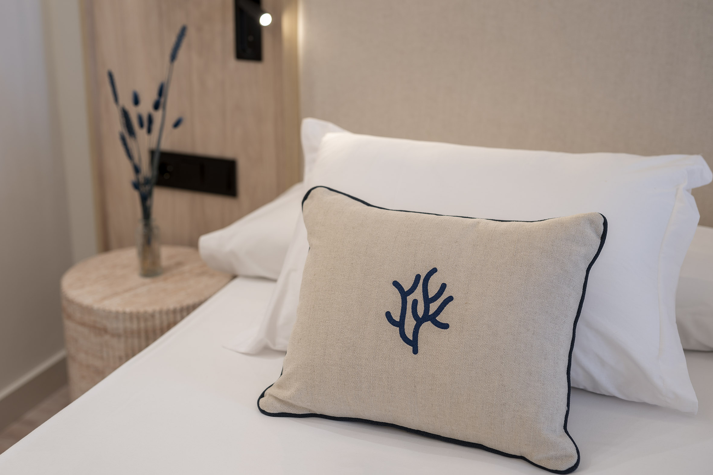room_image.entity.field_media_image.entity.title.value room_image.entity.field_media_image.entity.alt.value