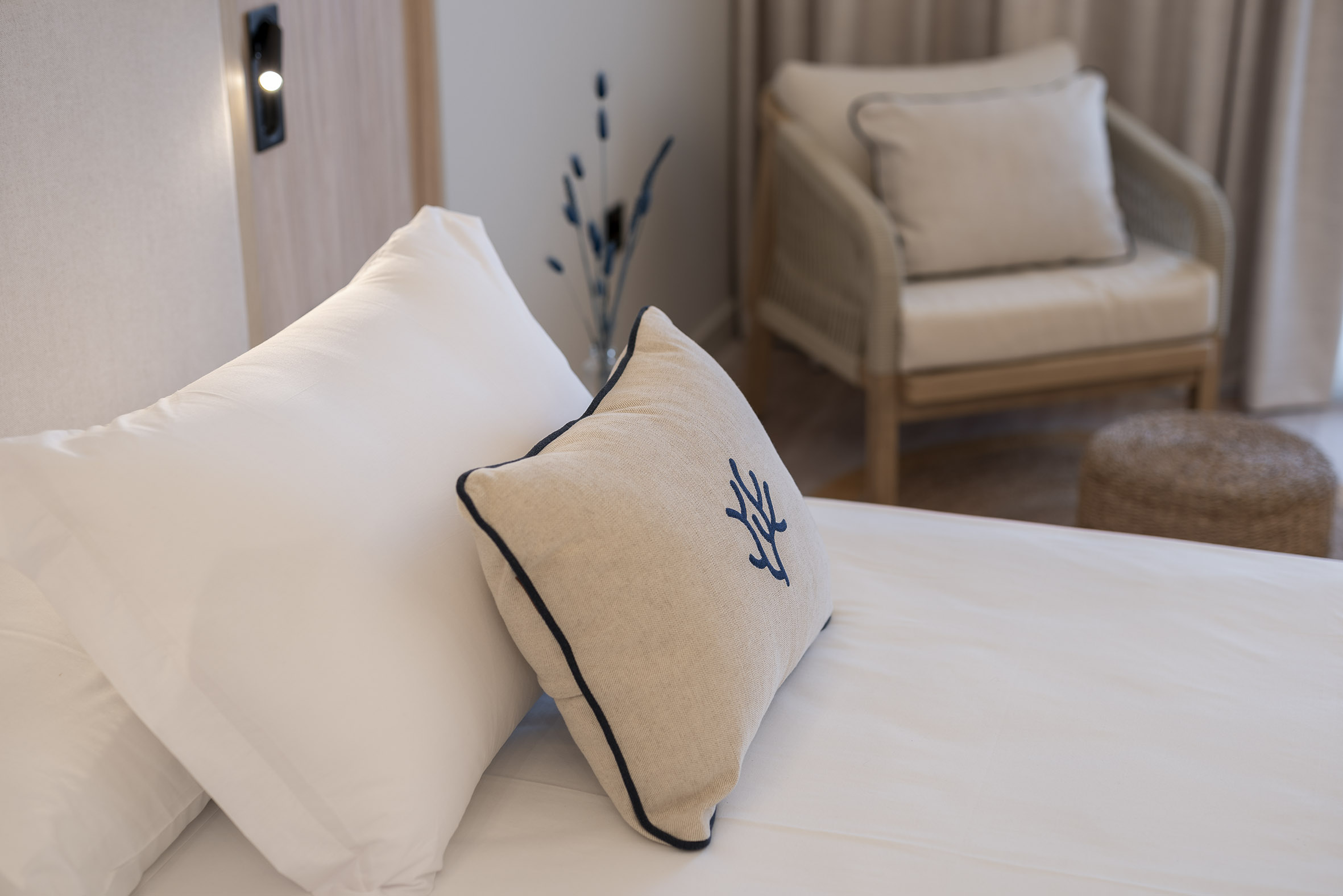 room_image.entity.field_media_image.entity.title.value room_image.entity.field_media_image.entity.alt.value