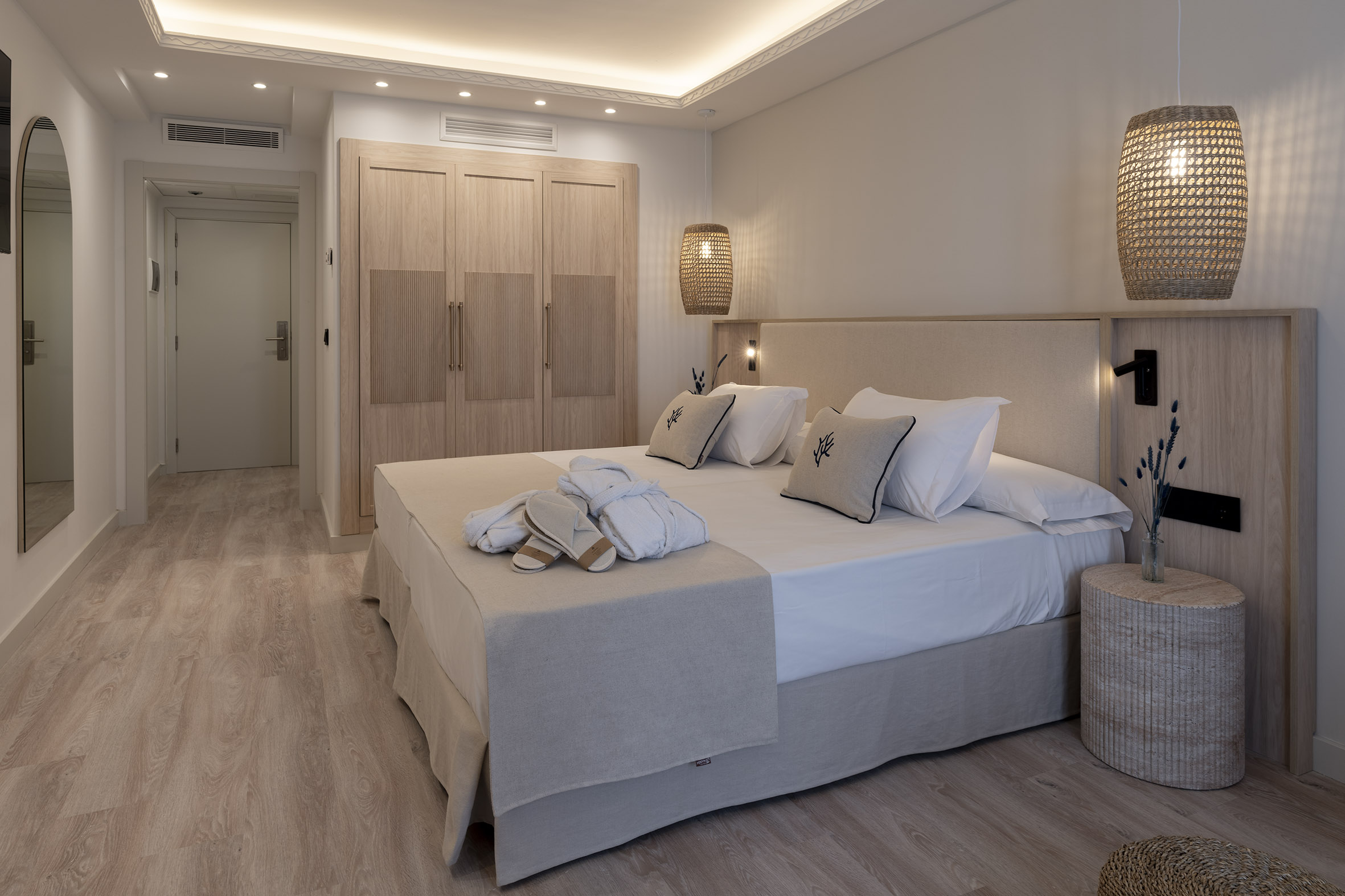 room_image.entity.field_media_image.entity.title.value room_image.entity.field_media_image.entity.alt.value