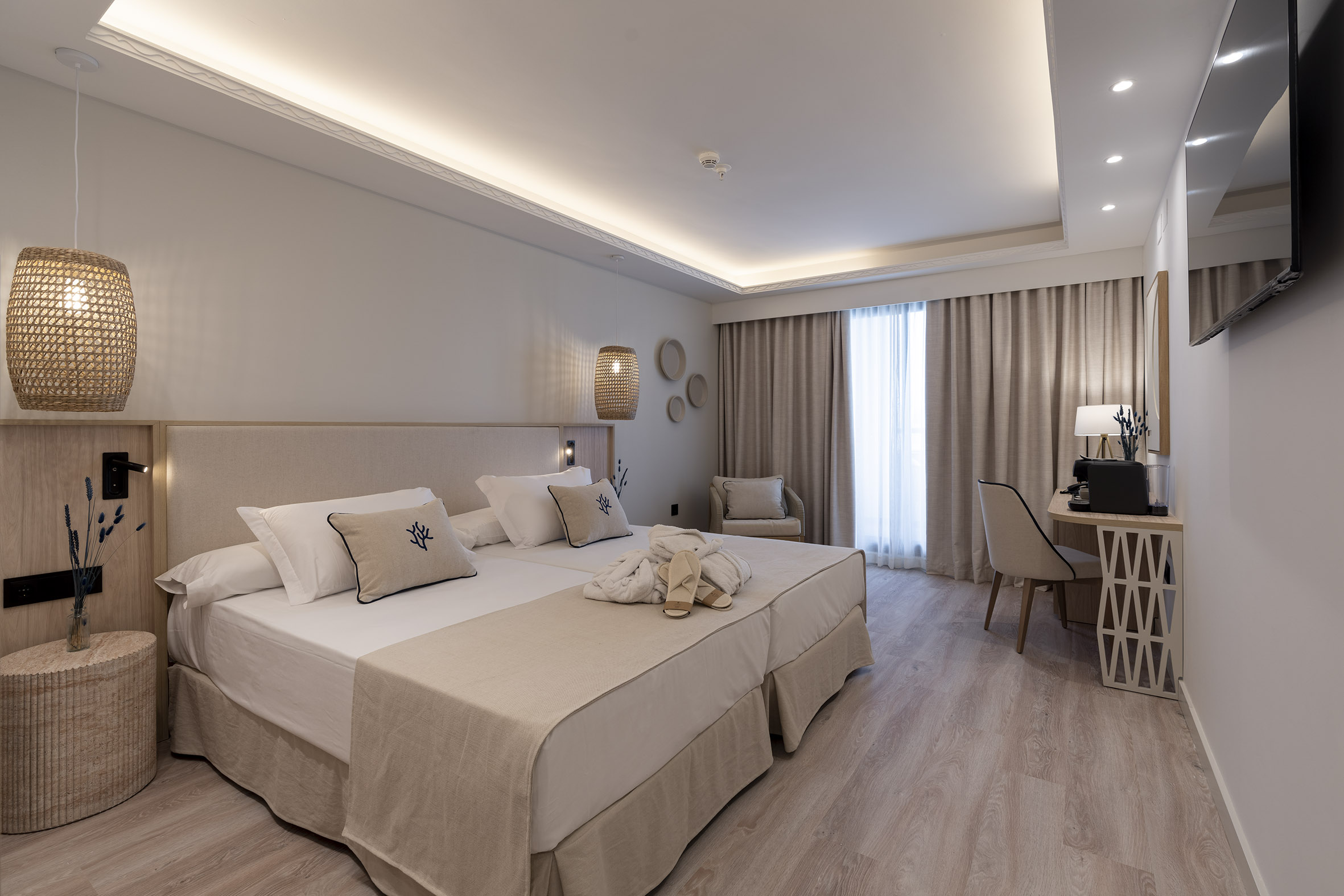 room_image.entity.field_media_image.entity.title.value room_image.entity.field_media_image.entity.alt.value