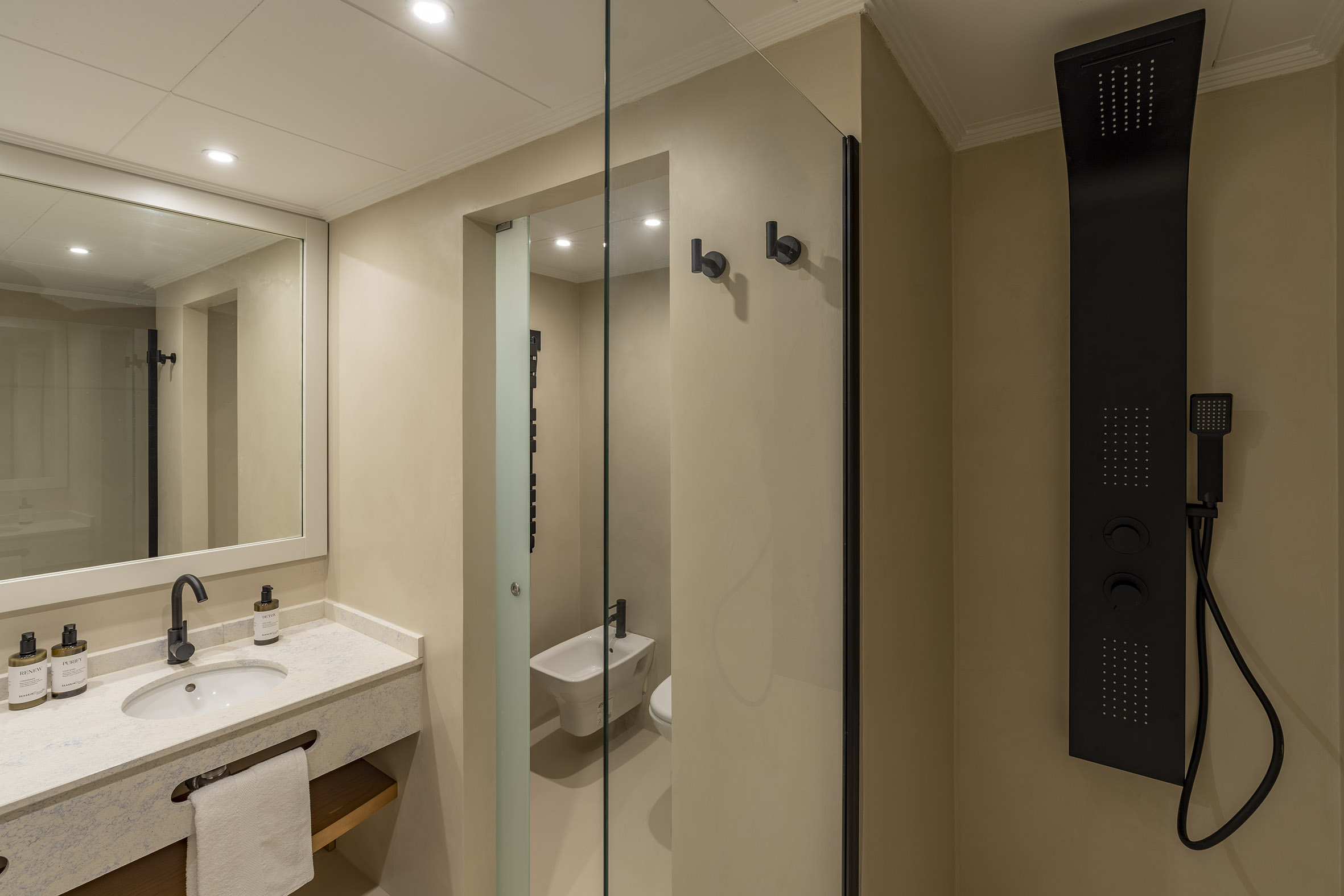 room_image.entity.field_media_image.entity.title.value room_image.entity.field_media_image.entity.alt.value