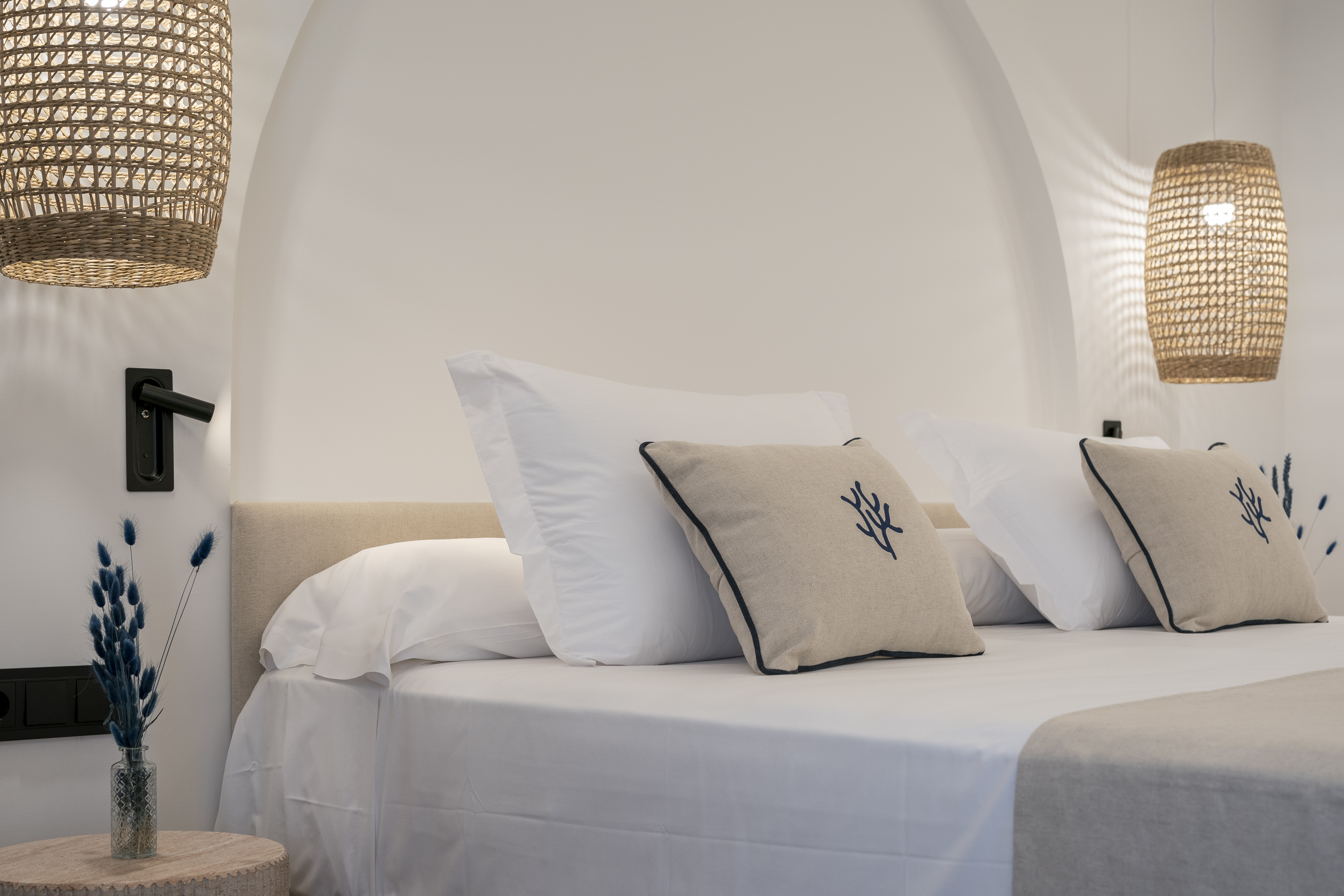 room_image.entity.field_media_image.entity.title.value room_image.entity.field_media_image.entity.alt.value